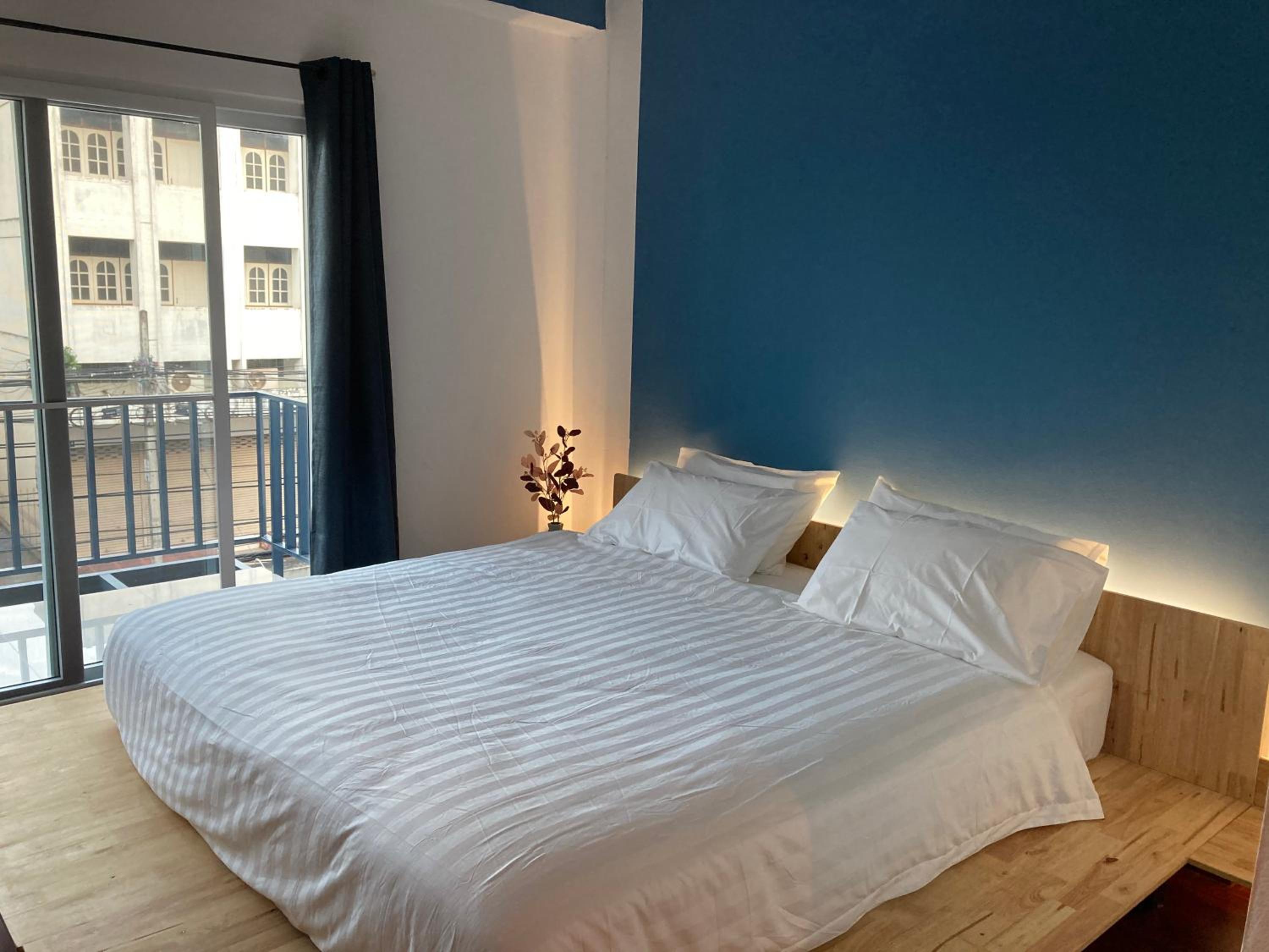 Deluxe Double Room with Balcony - Photo 9