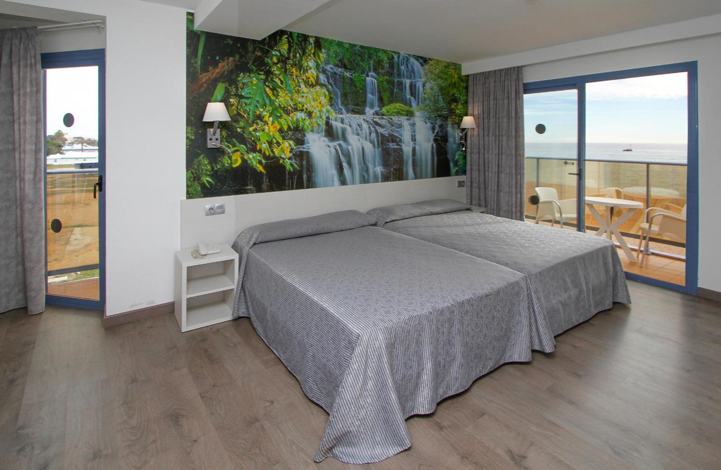 Habitación triple con vista al mar.