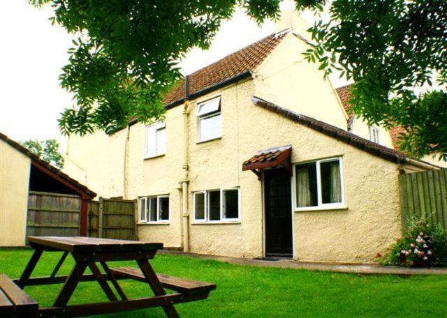 Large Two-Bedroom Cottage with Private Garden photo 2