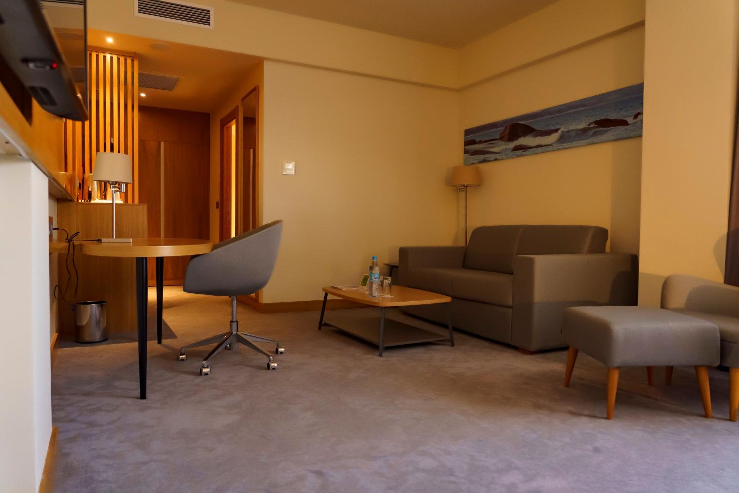 Premium King Room - Smoking - Photo 2