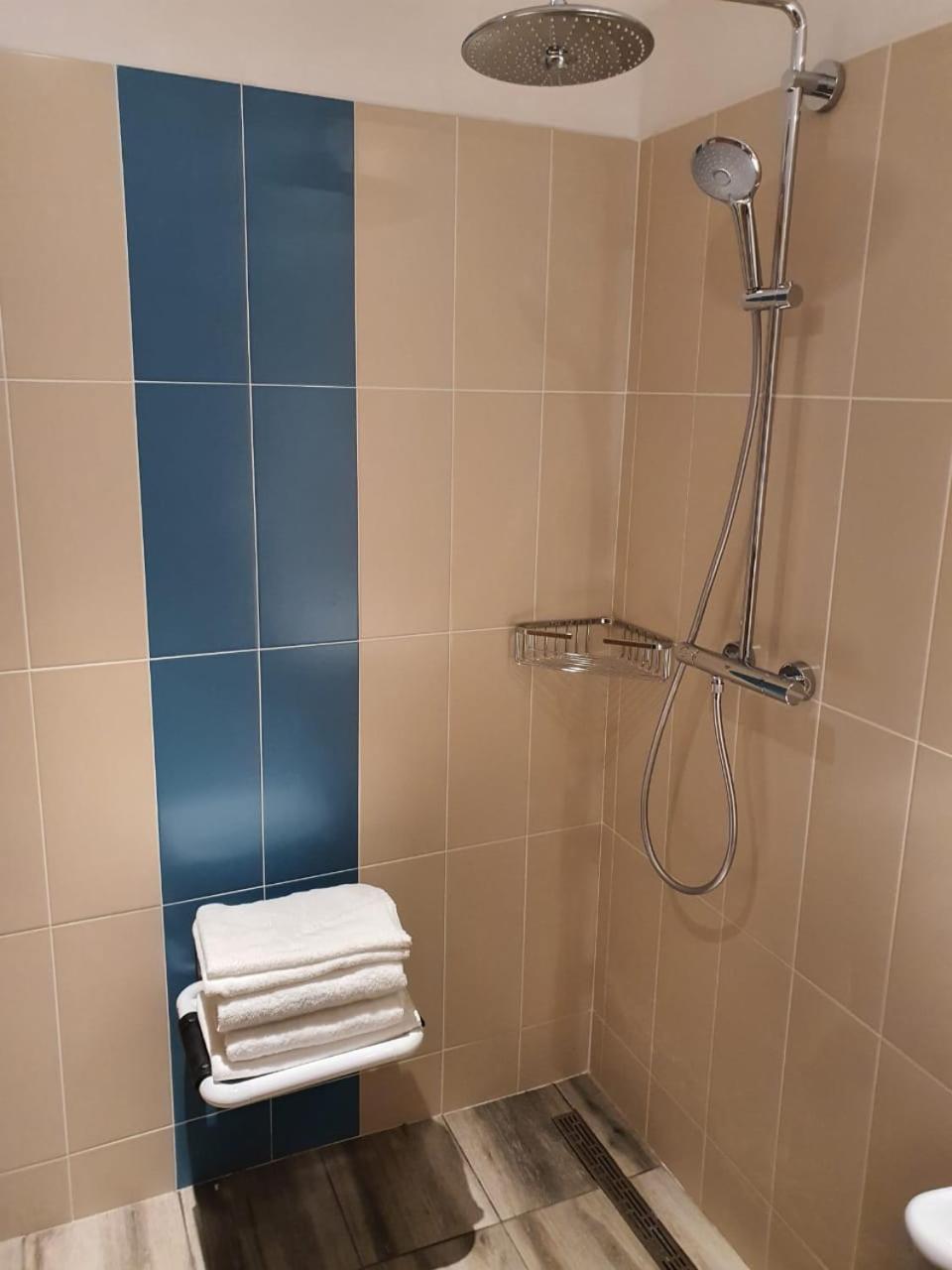 Standard King Room - Accessible - Photo 4