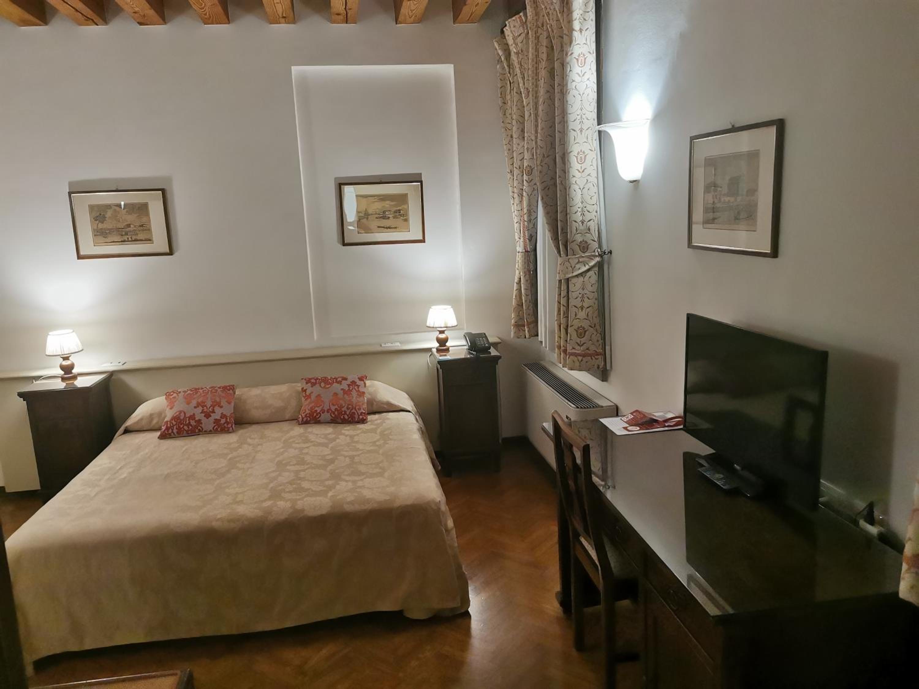 Superior Double or Twin Room - Photo 10