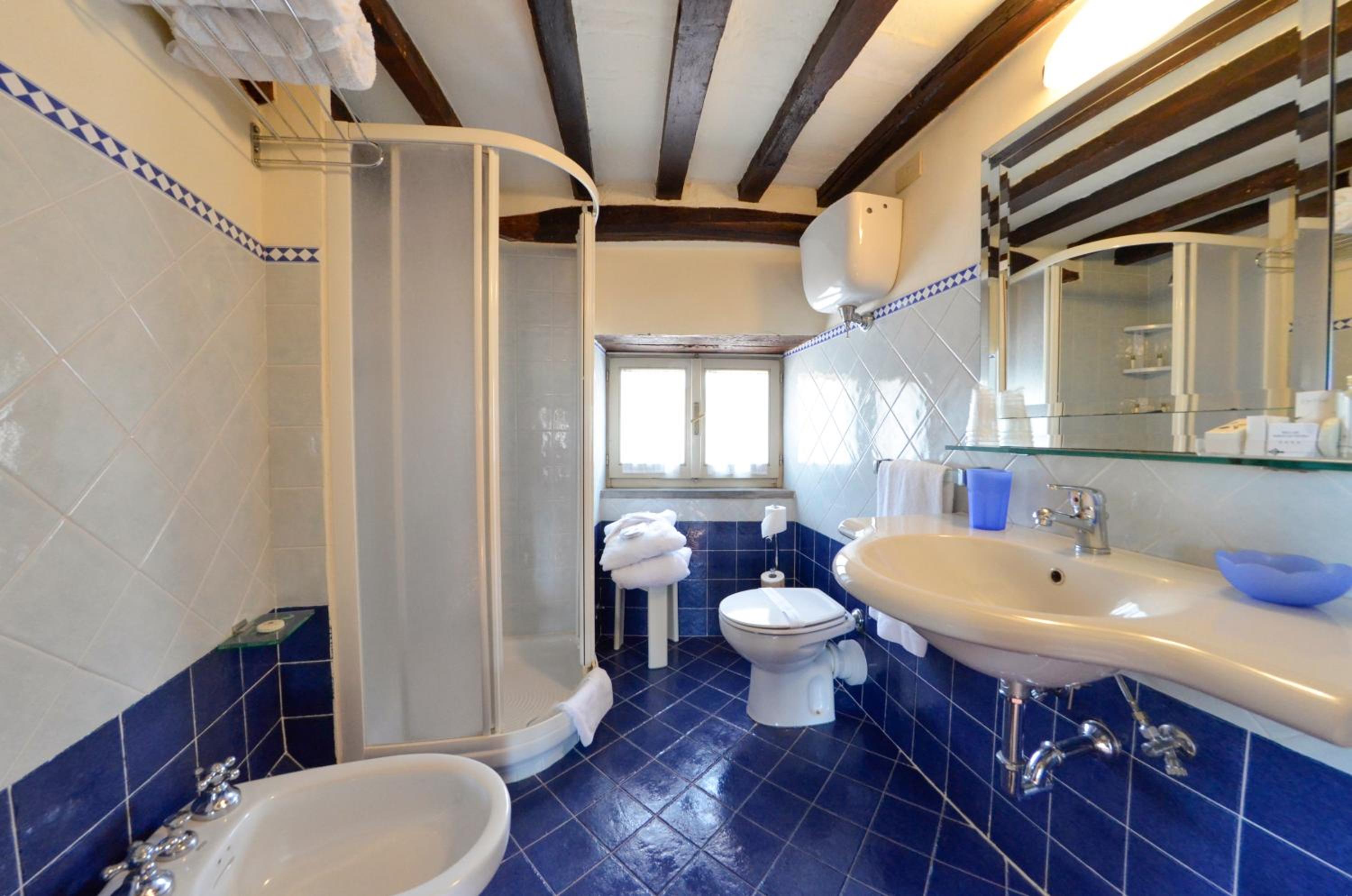 Suite with Spa Bath - Photo 11