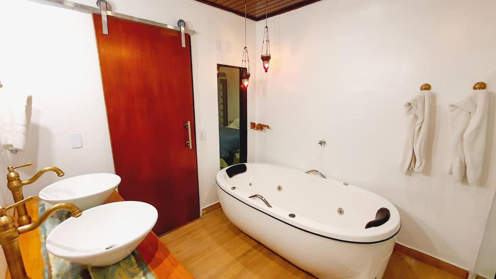 Queen Suite with Spa Bath photo 3
