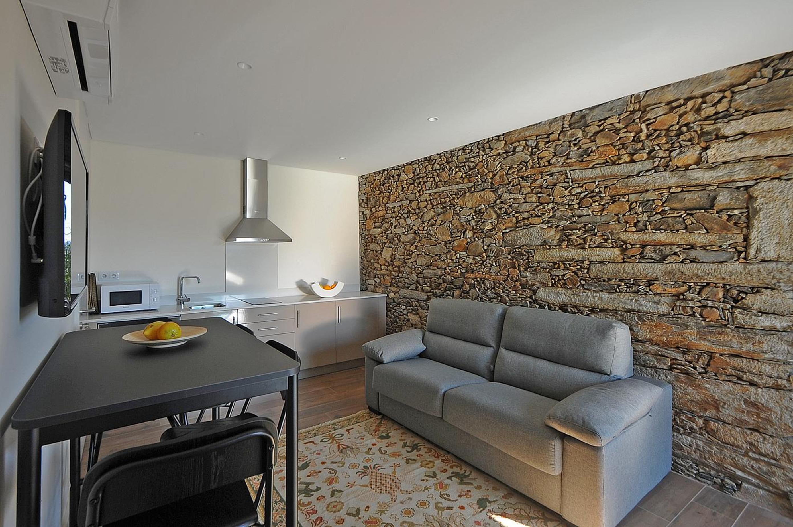 One-Bedroom Apartment - Photo 3