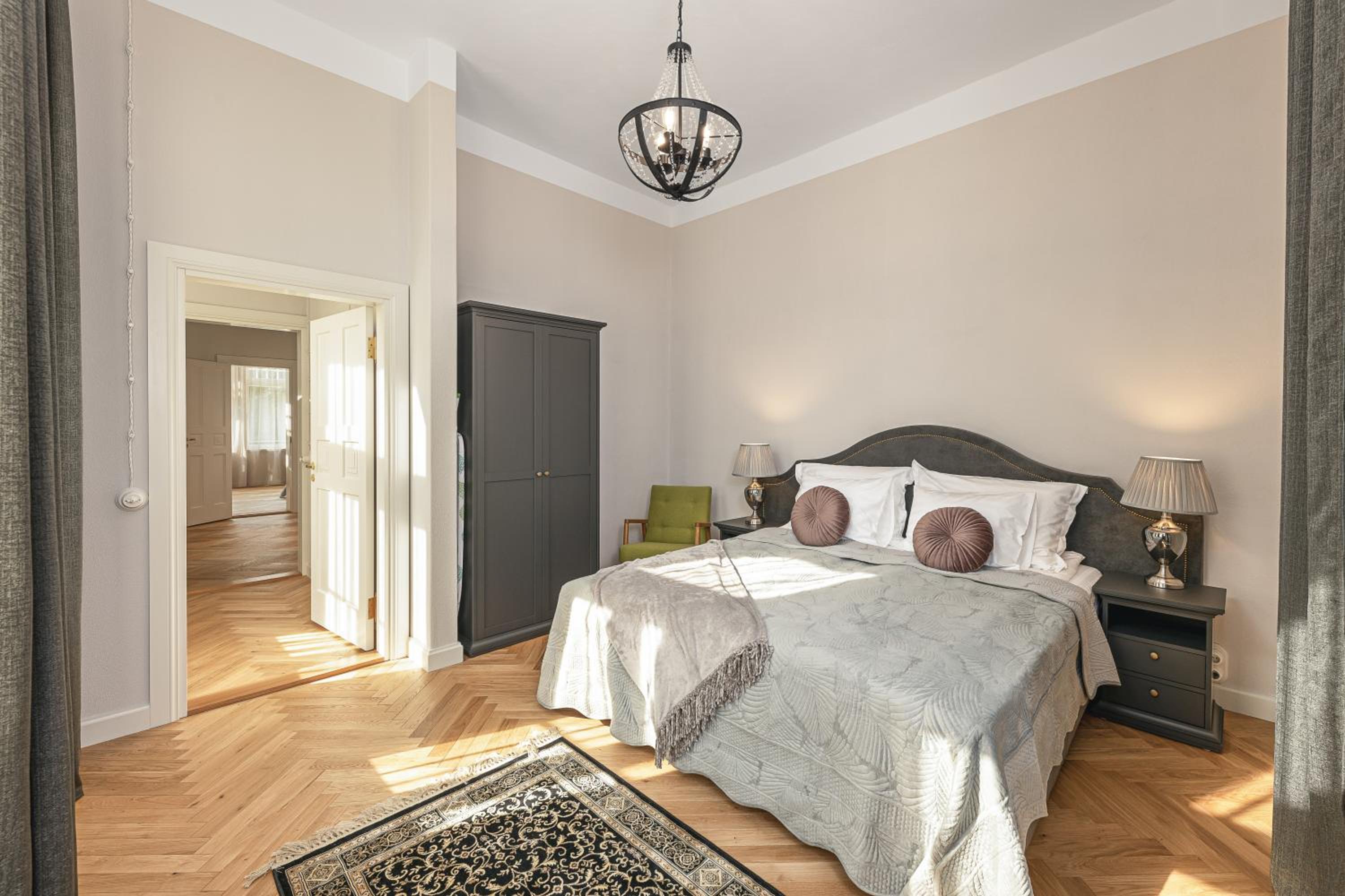 Suite - Photo 11