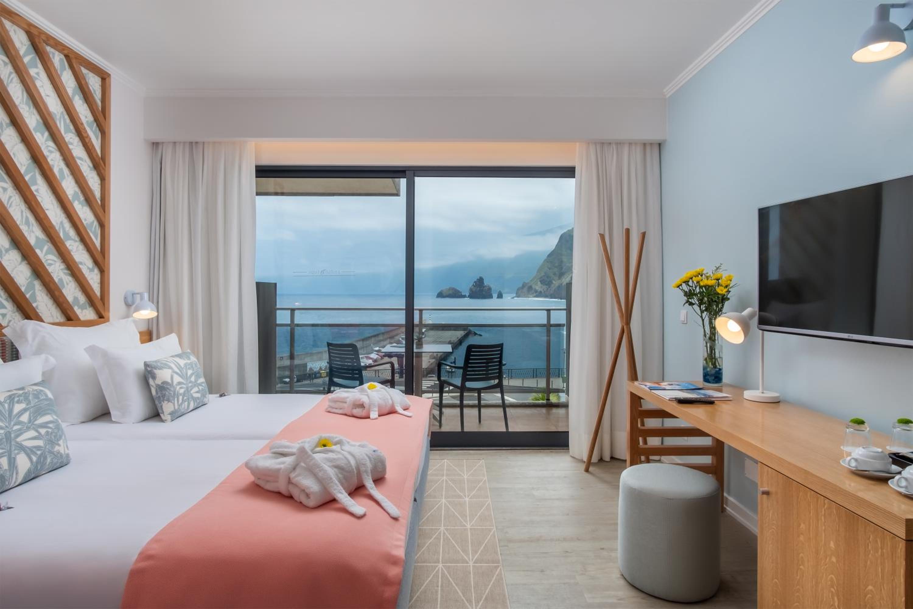 Deluxe Twin Room with Sea View photo 1