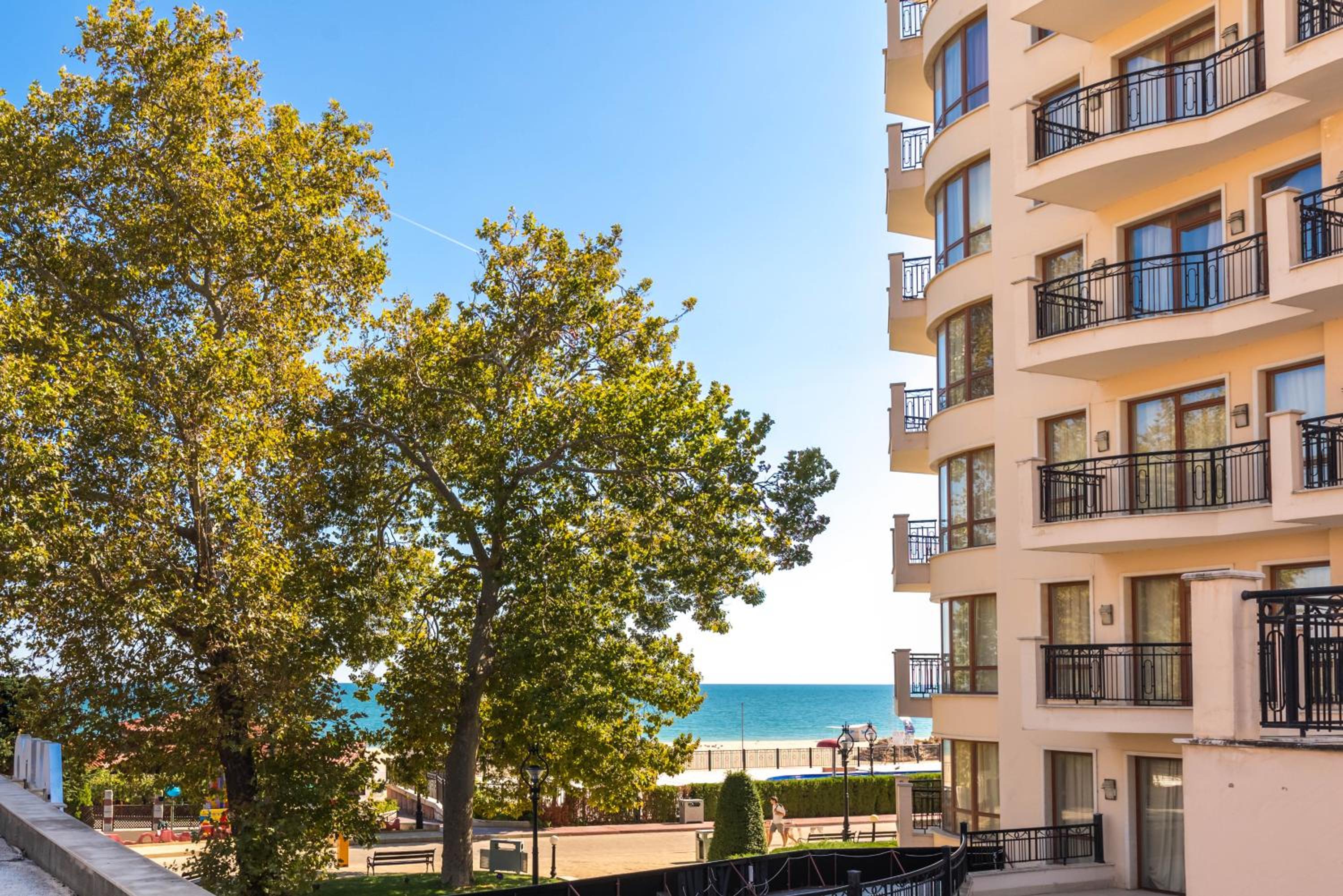One-Bedroom Apartment with Side Sea View