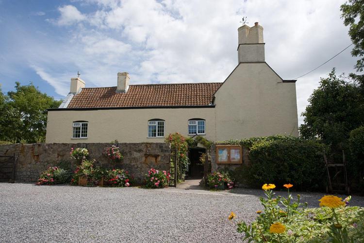 Three-Bedroom Cottage with Private Garden photo 3