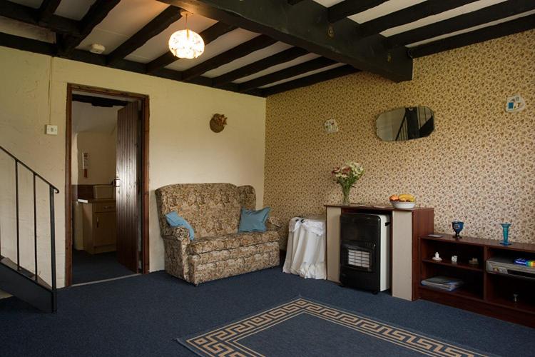 Three-Bedroom Cottage with Private Garden photo 2