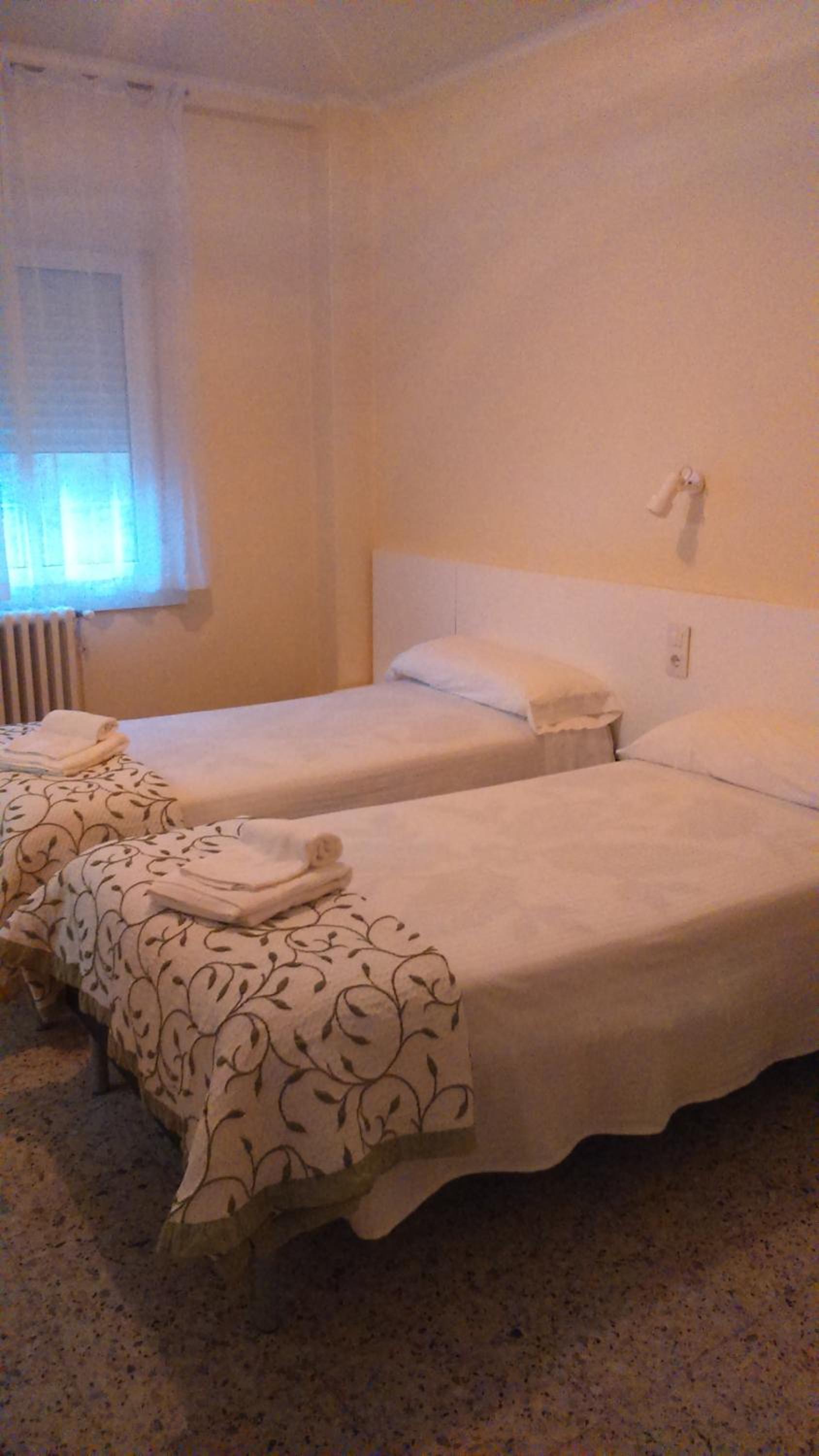 Budget Twin Room with Private Bath - Annex  photo 3