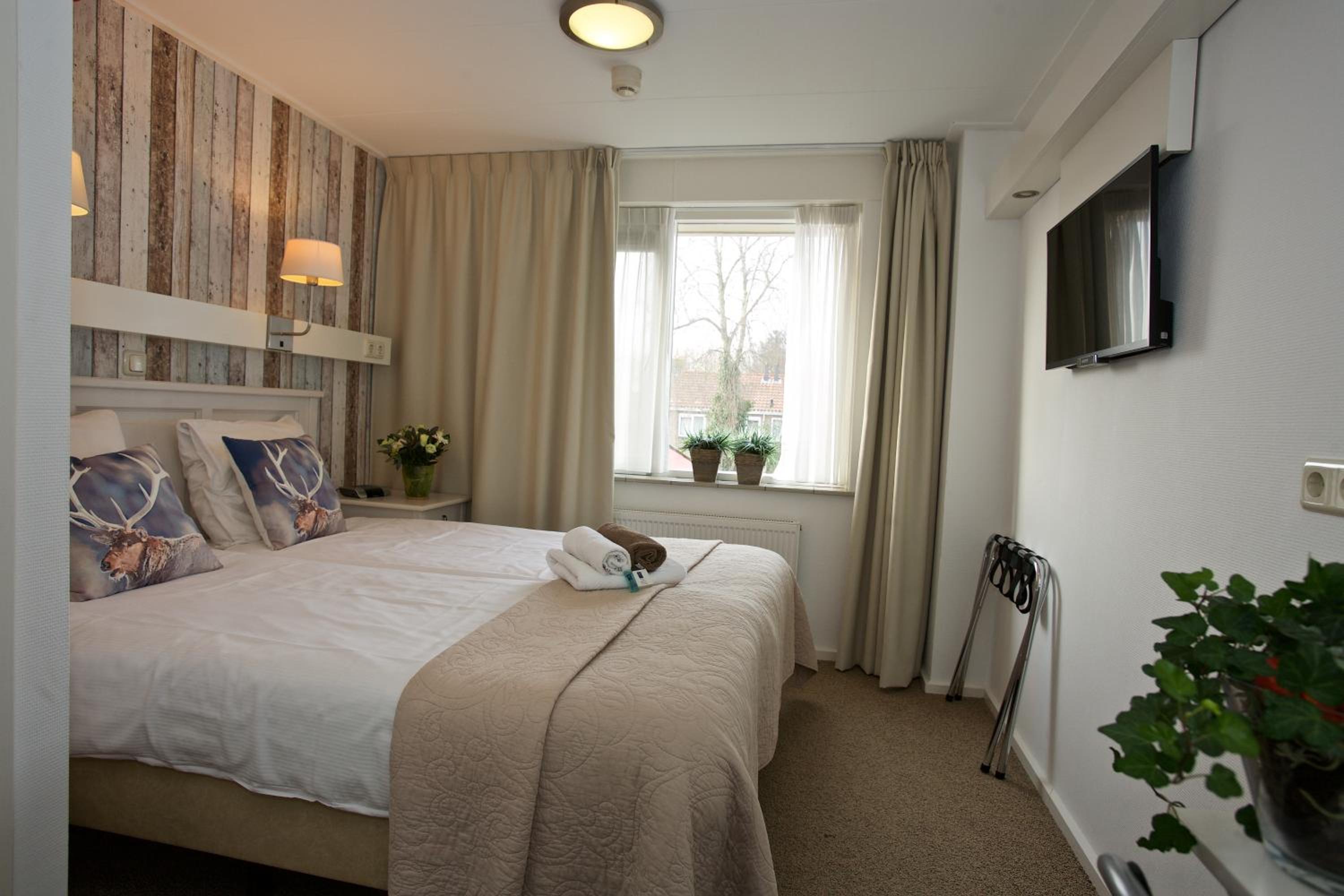 Family Room photo 3