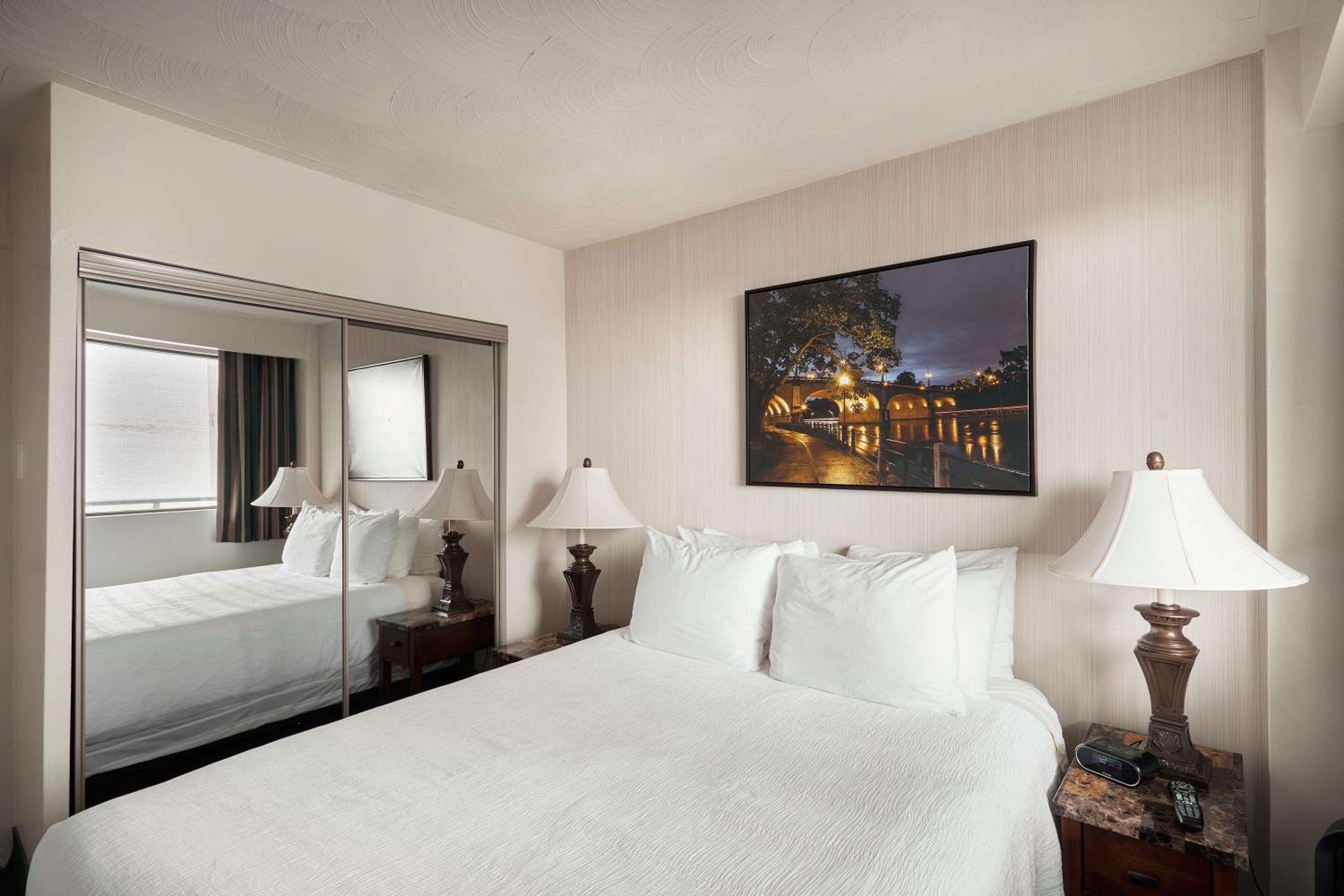 One-Bedroom Suite, 1 Queen Bed - Photo 1