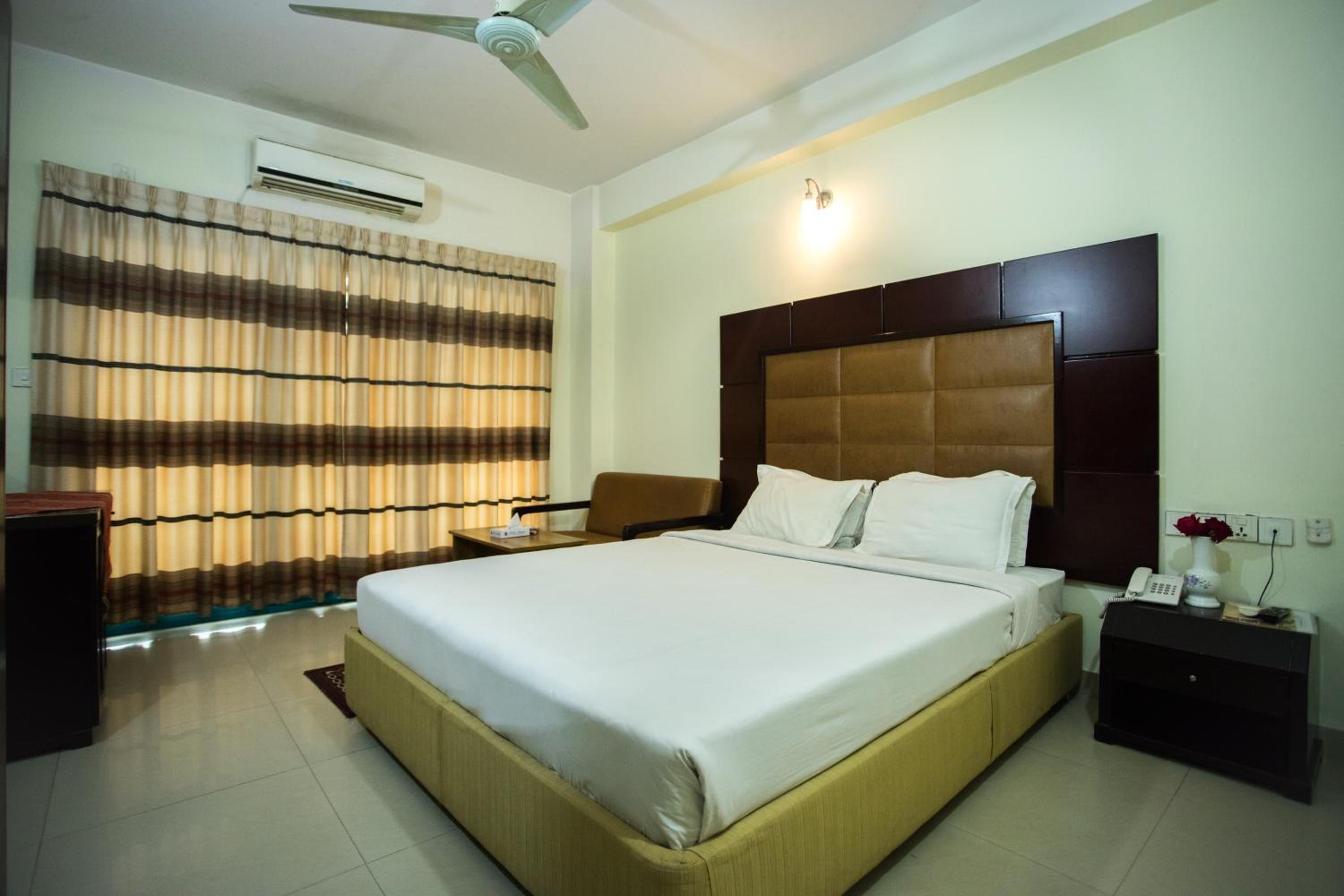 Deluxe Double Room (2 Adults + 1 Child)