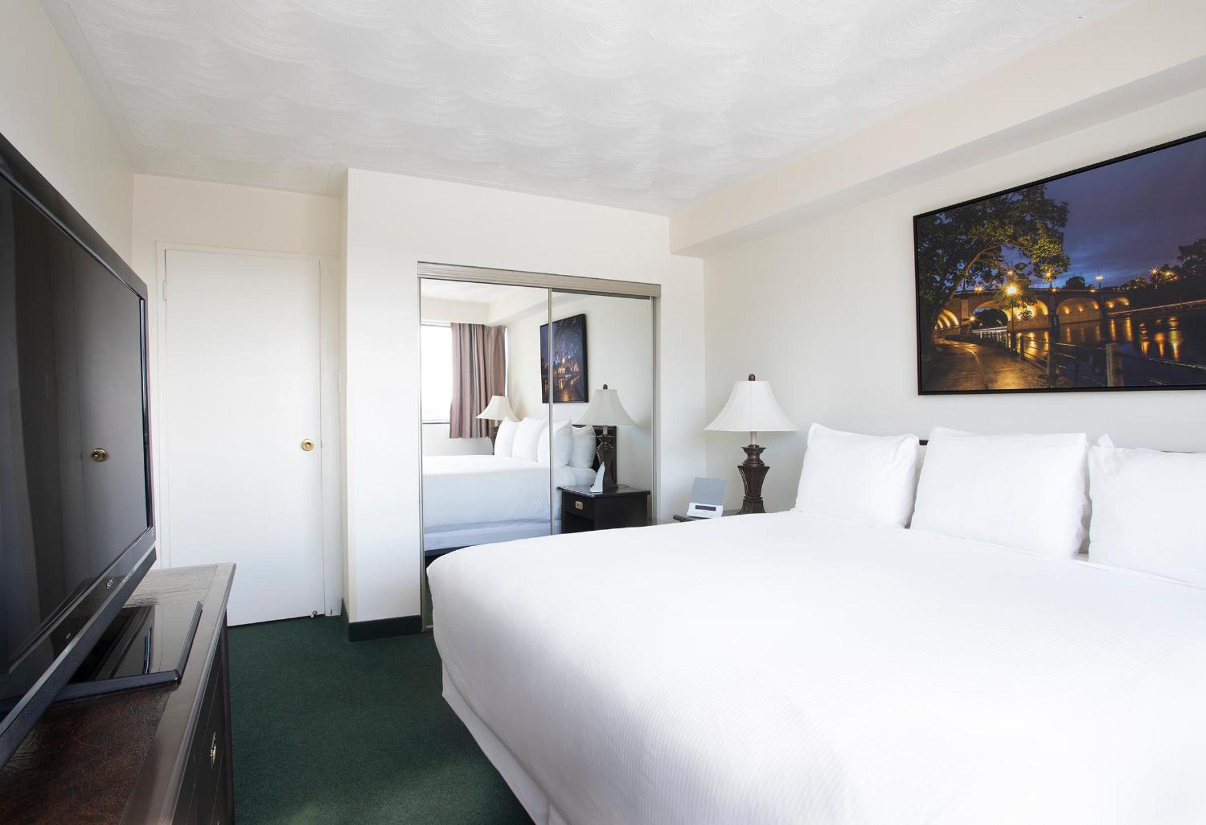 Superior One-Bedroom Suite, 1 King/Queen Bed, 1 Queen Sofa Bed - Photo 4
