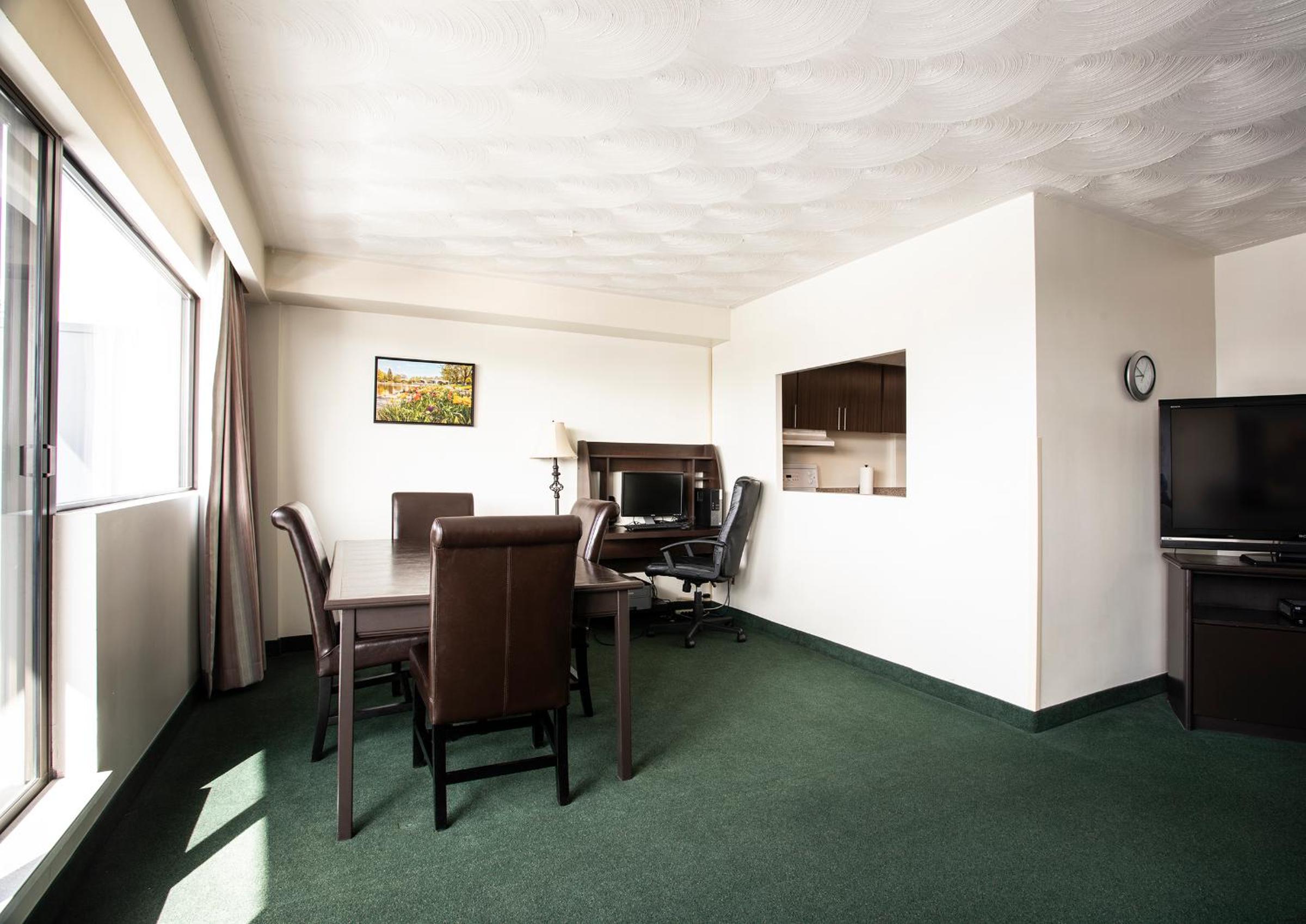Superior One-Bedroom Suite, 1 King/Queen Bed, 1 Queen Sofa Bed - Photo 5