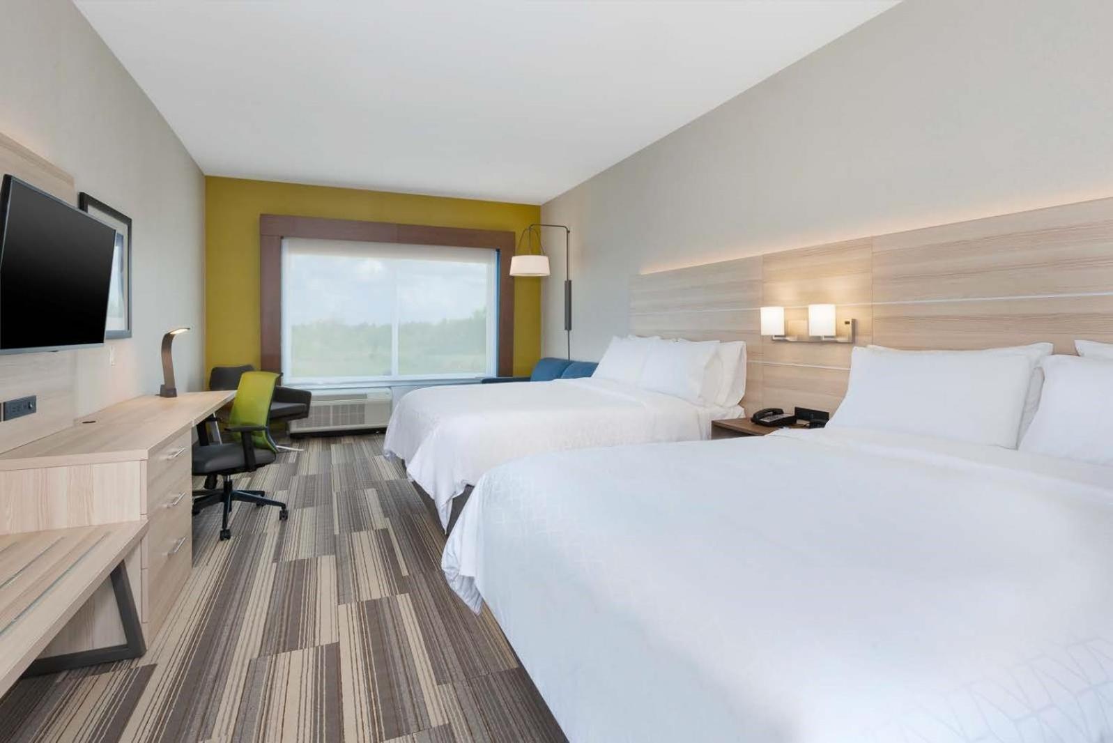 Queen Suite with Two Queen Beds - Photo 3