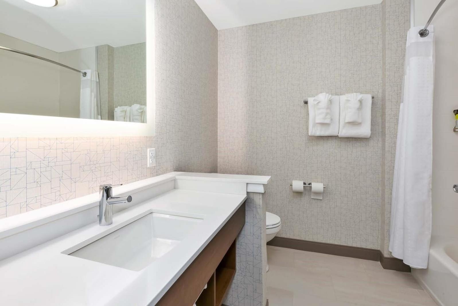 Queen Suite with Two Queen Beds - Photo 5