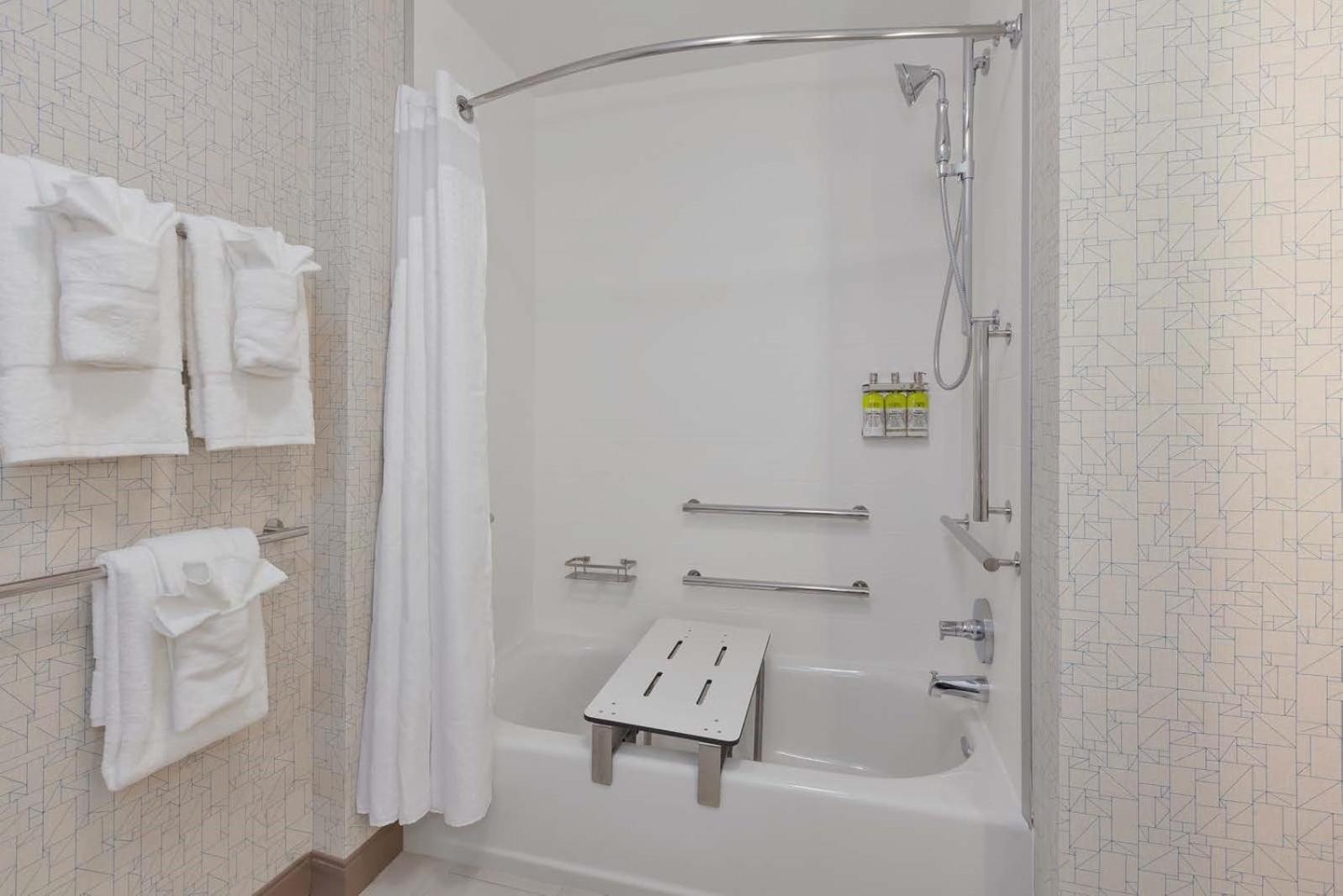 Standard King Room with Mobility Accessible Tub - Photo 5