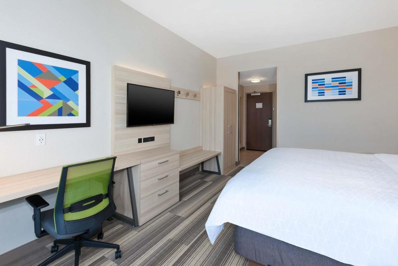 Standard King Room - Photo 10