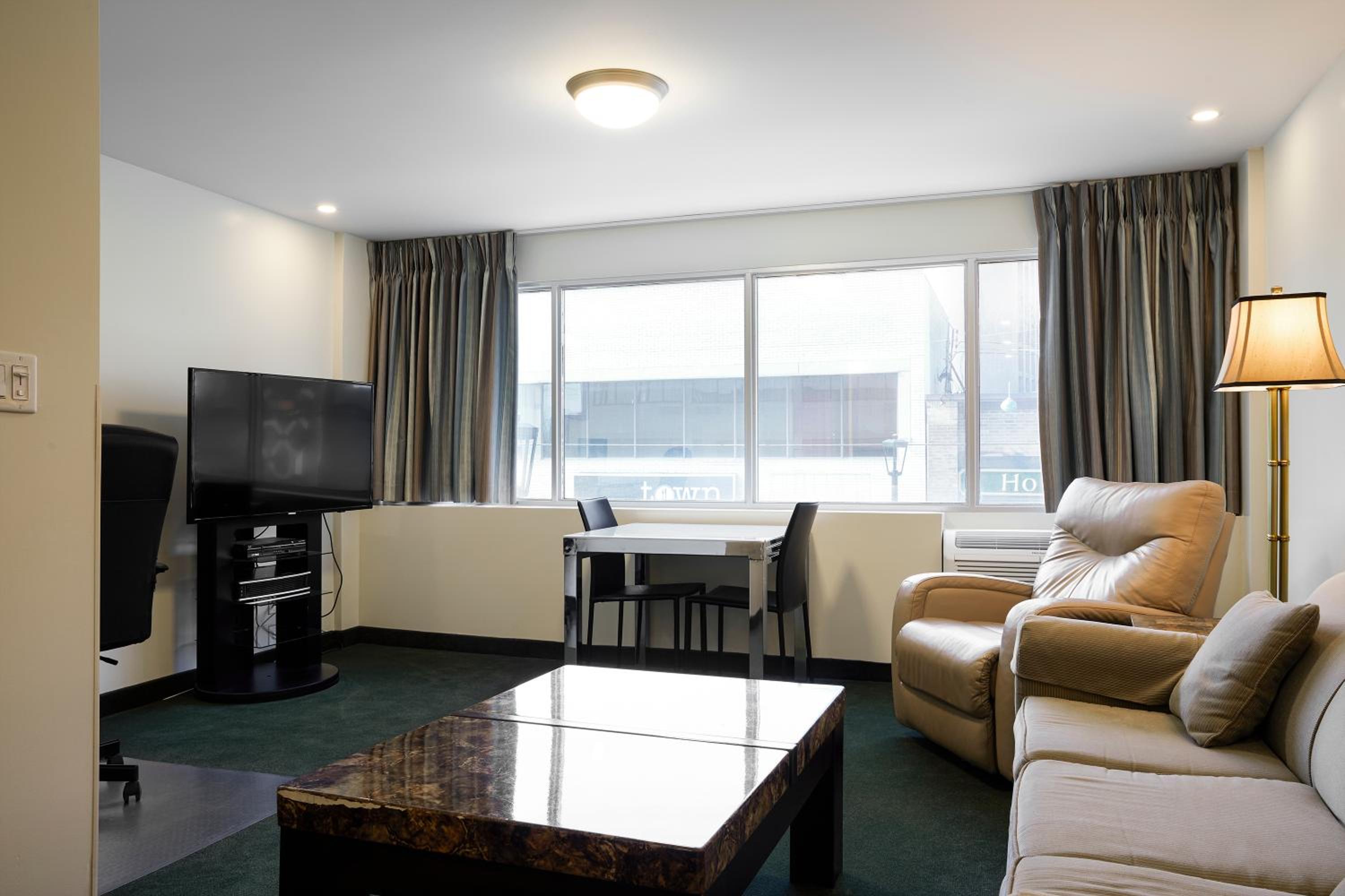Executive Suite, 1 King Bed, 1 Queen Sofa Bed - Photo 3