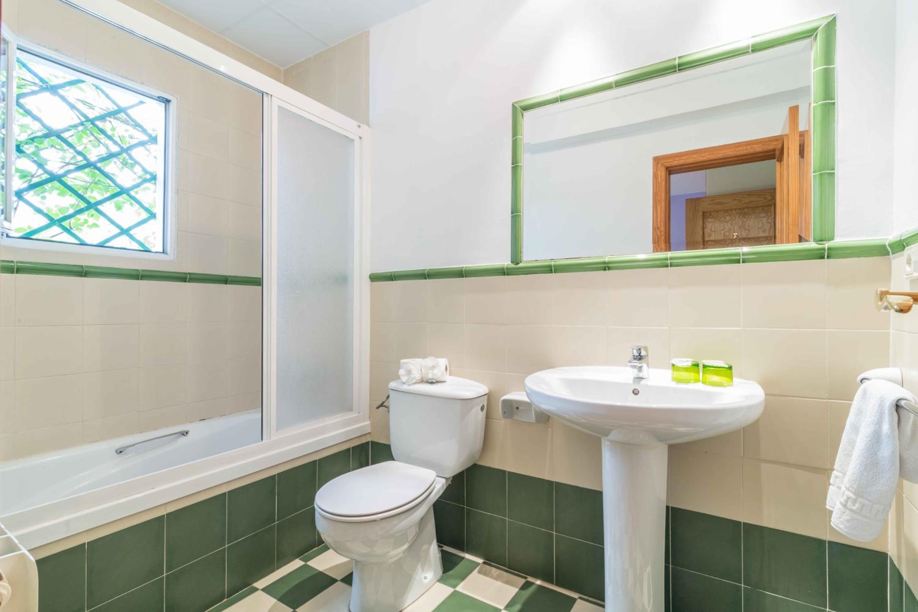 Double Room with Private Bathroom - Photo 74