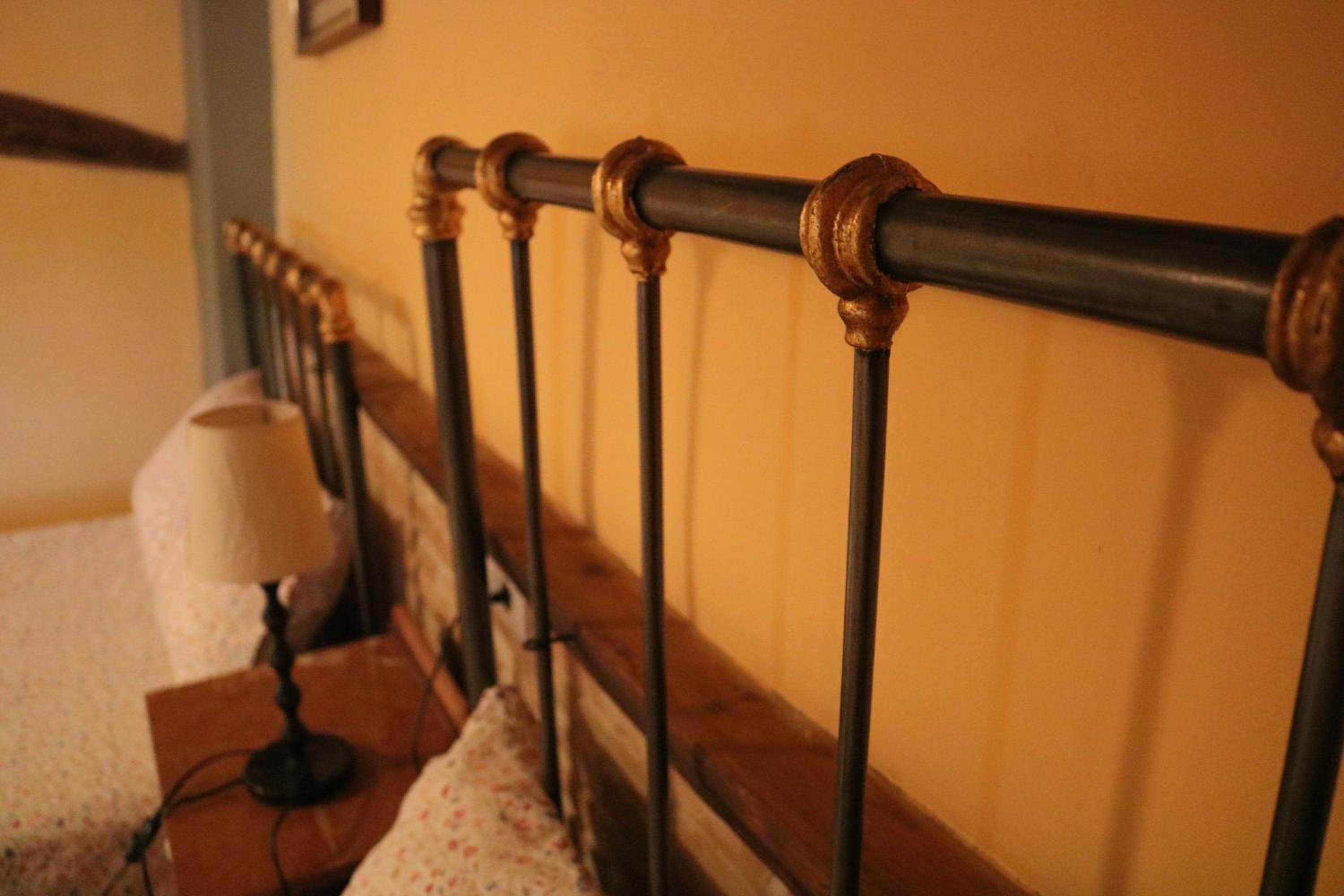 Six-Bedroom House - Photo 2