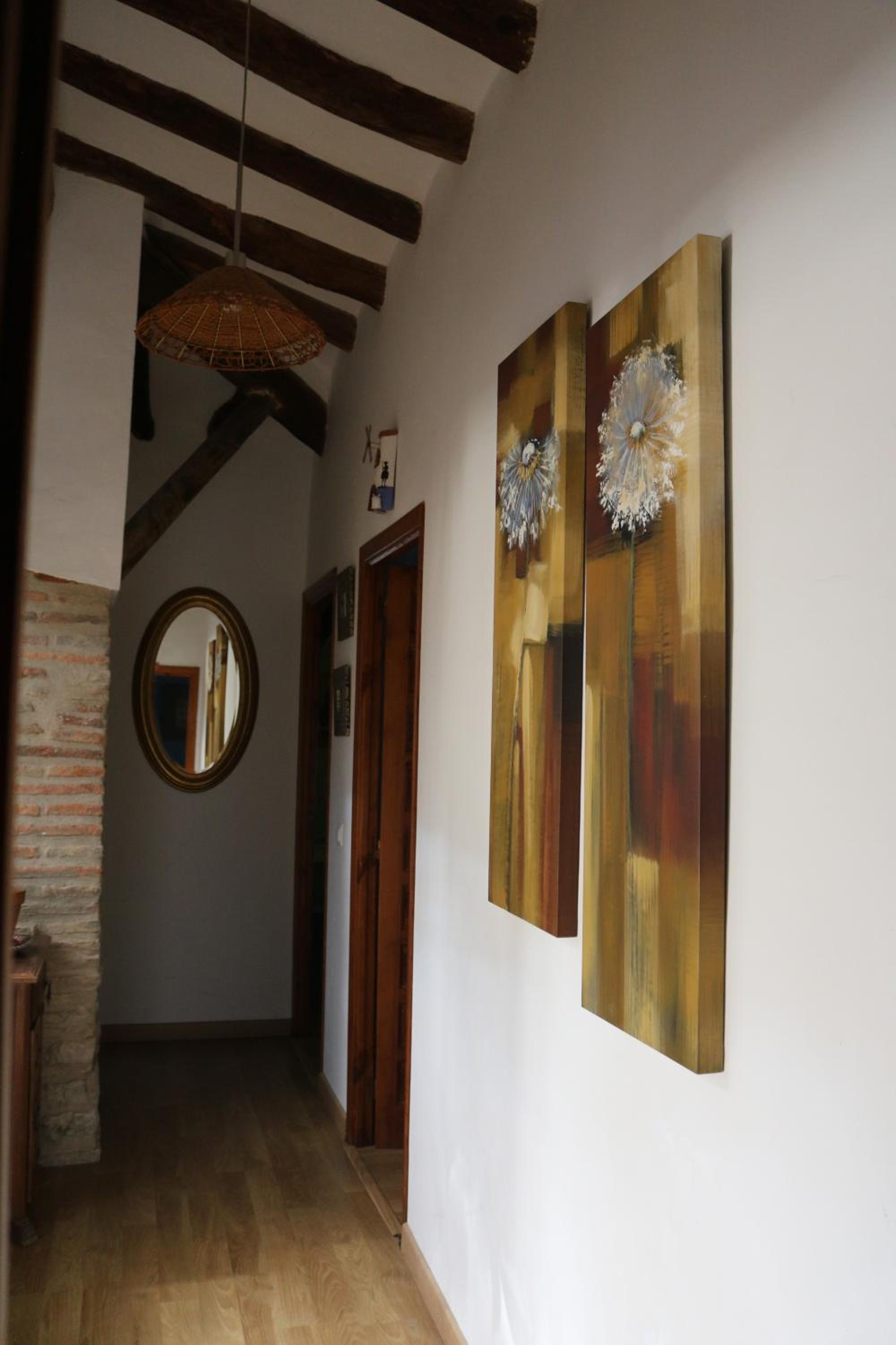 Six-Bedroom House - Photo 3