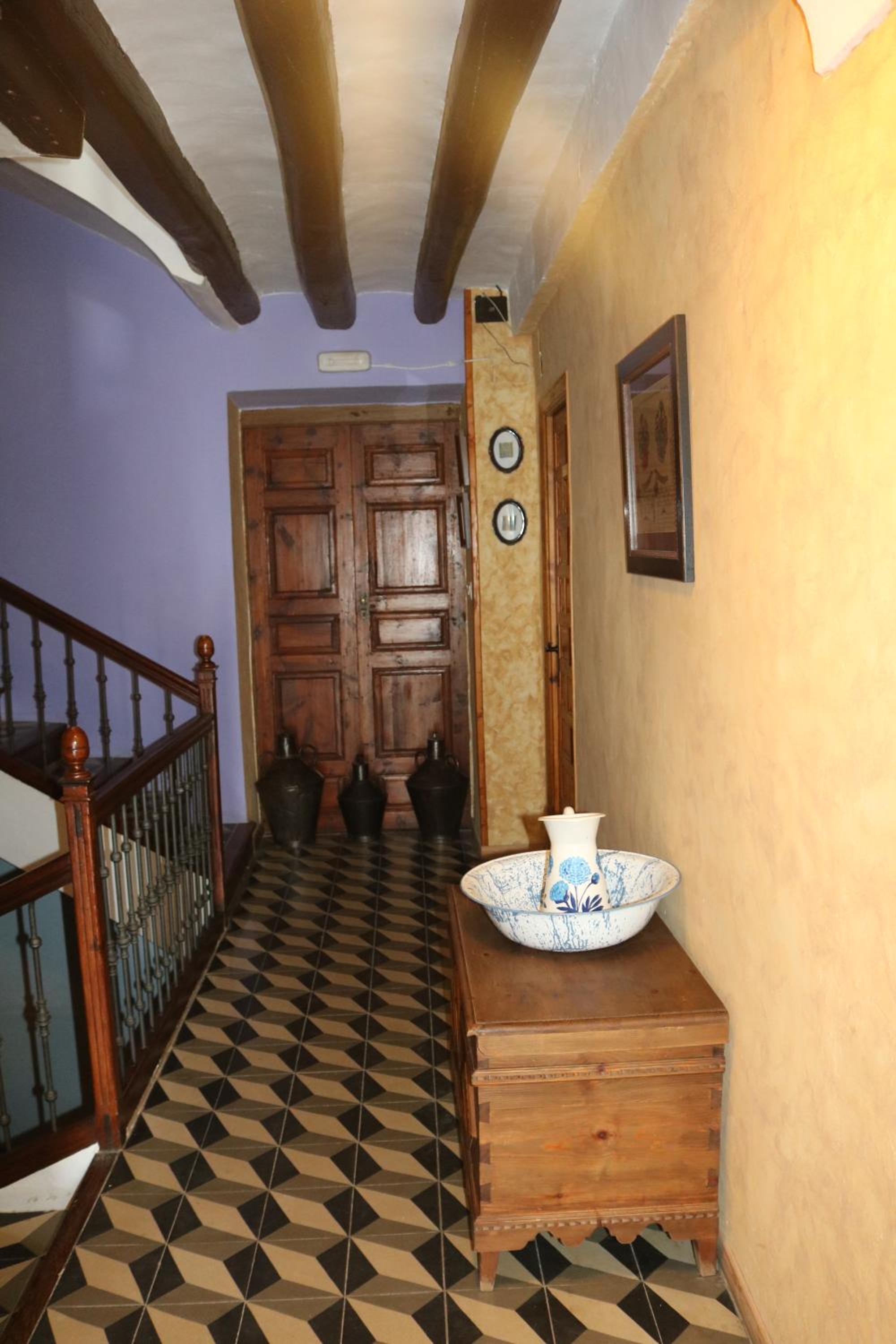 Six-Bedroom House - Photo 7