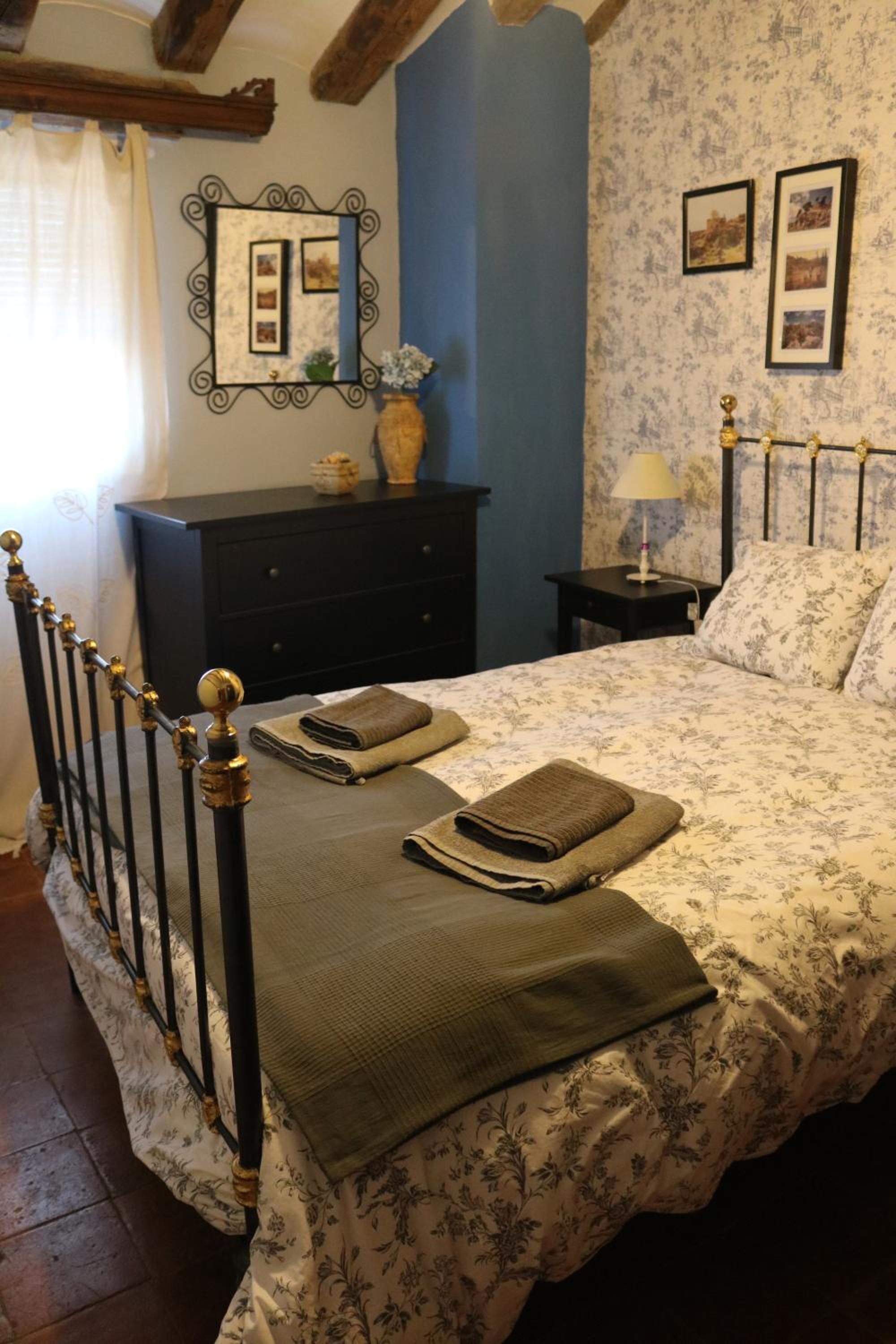 Six-Bedroom House - Photo 9