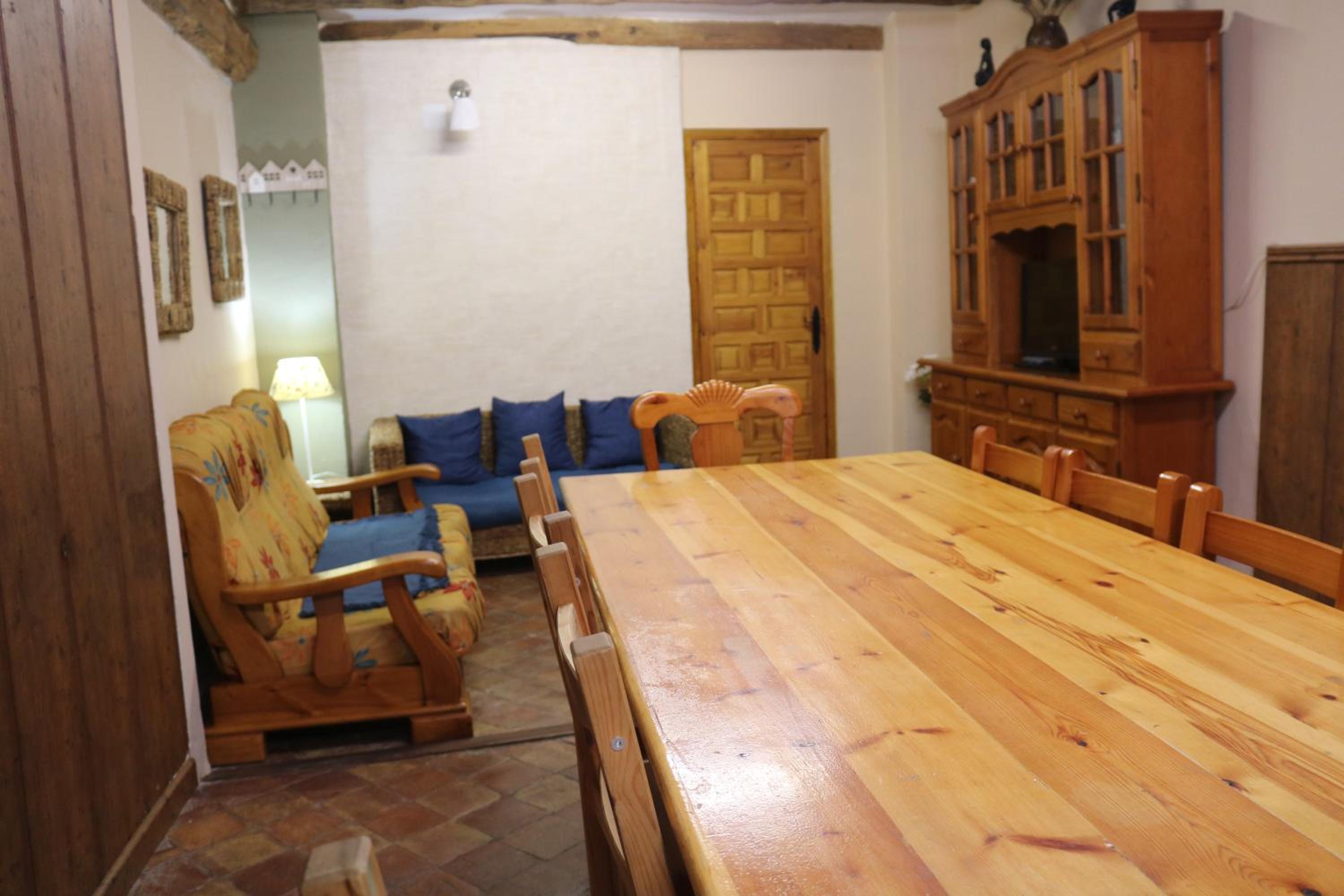 Six-Bedroom House - Photo 23