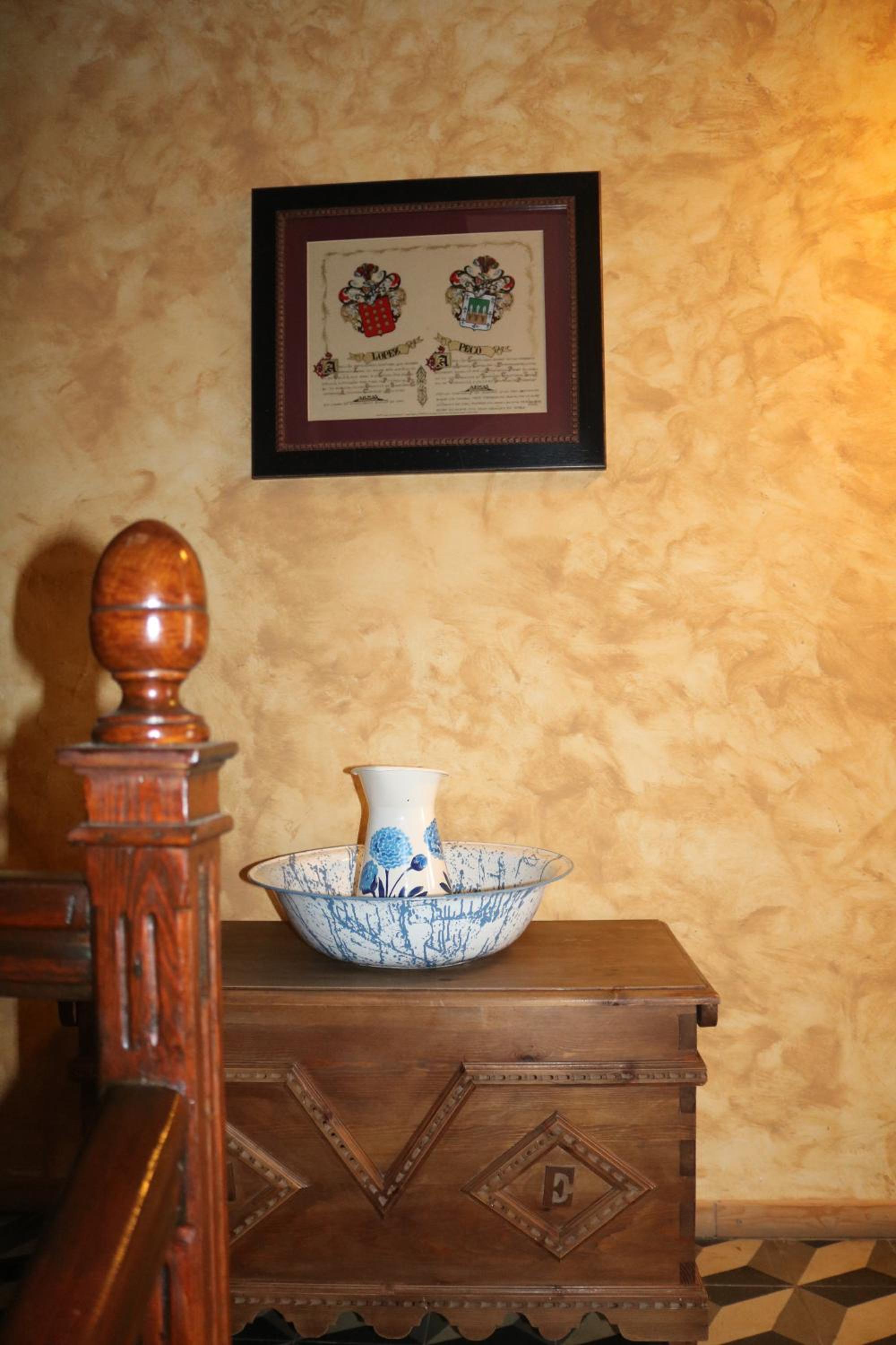 Six-Bedroom House - Photo 25