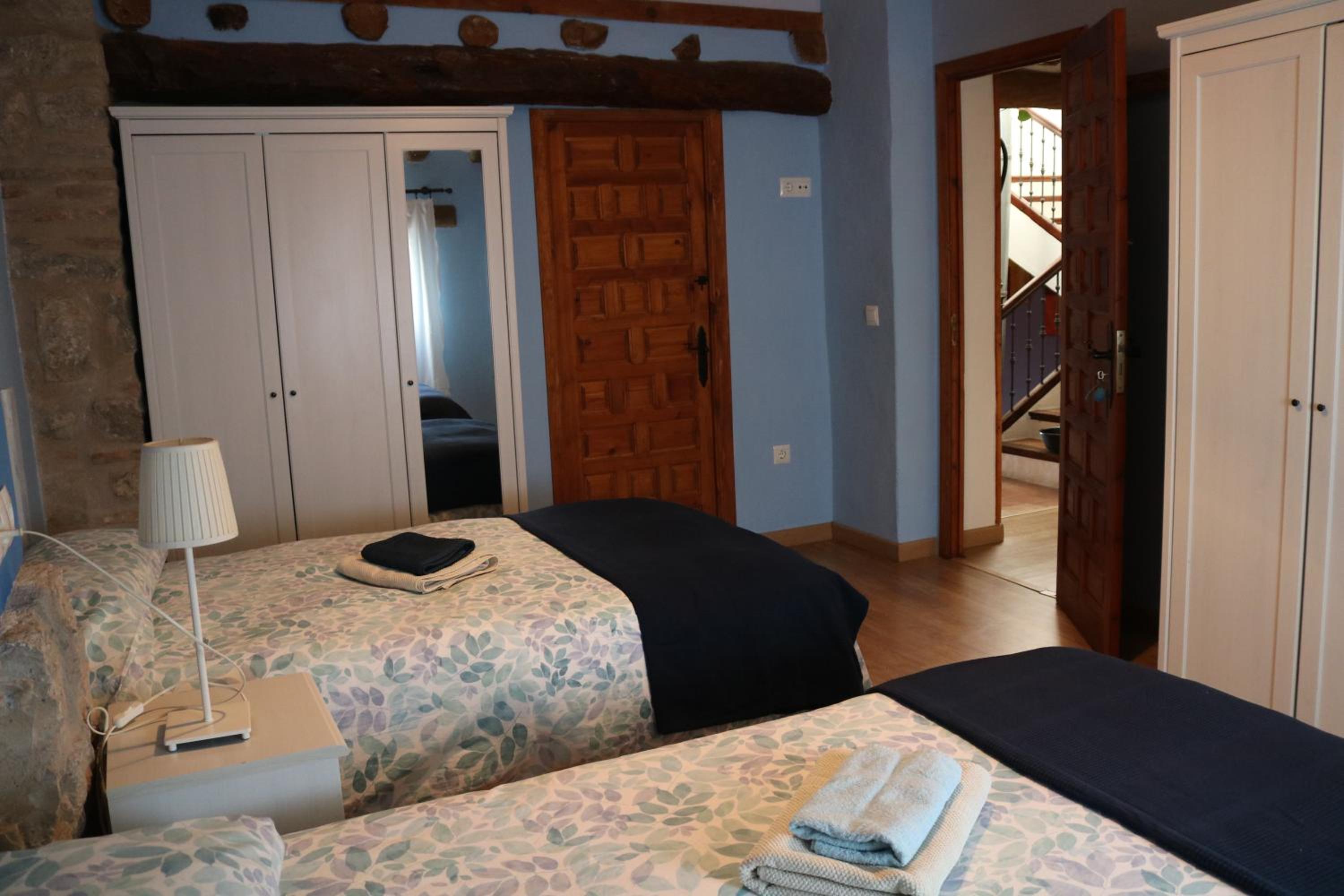Six-Bedroom House - Photo 27