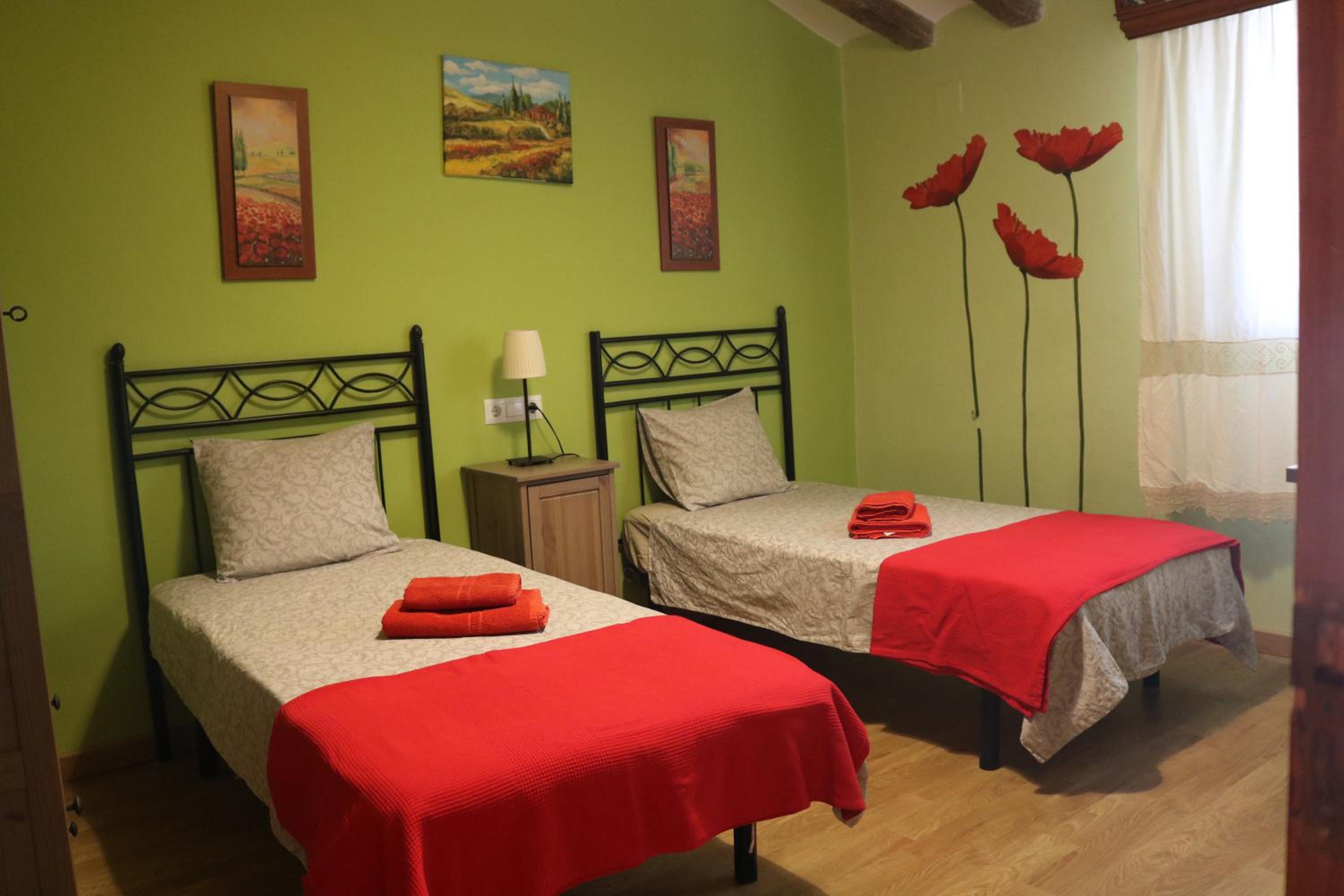 Six-Bedroom House - Photo 29