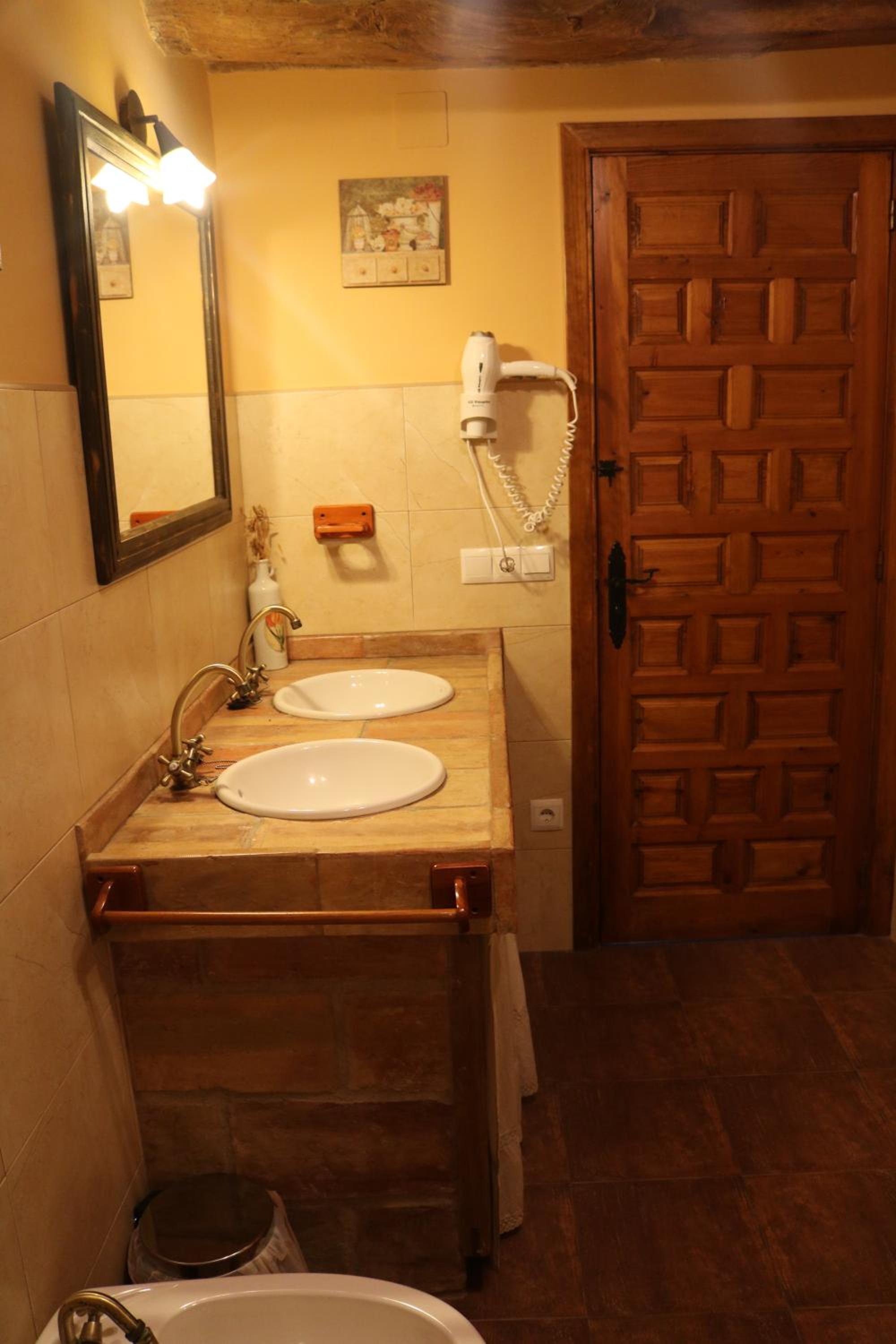 Six-Bedroom House - Photo 30