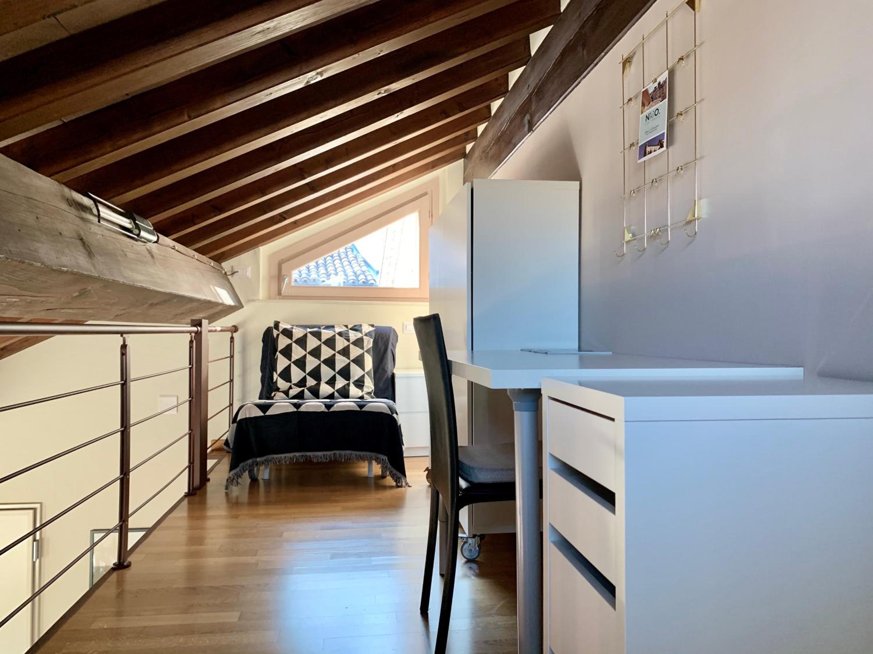 Studio with Balcony - Photo 17