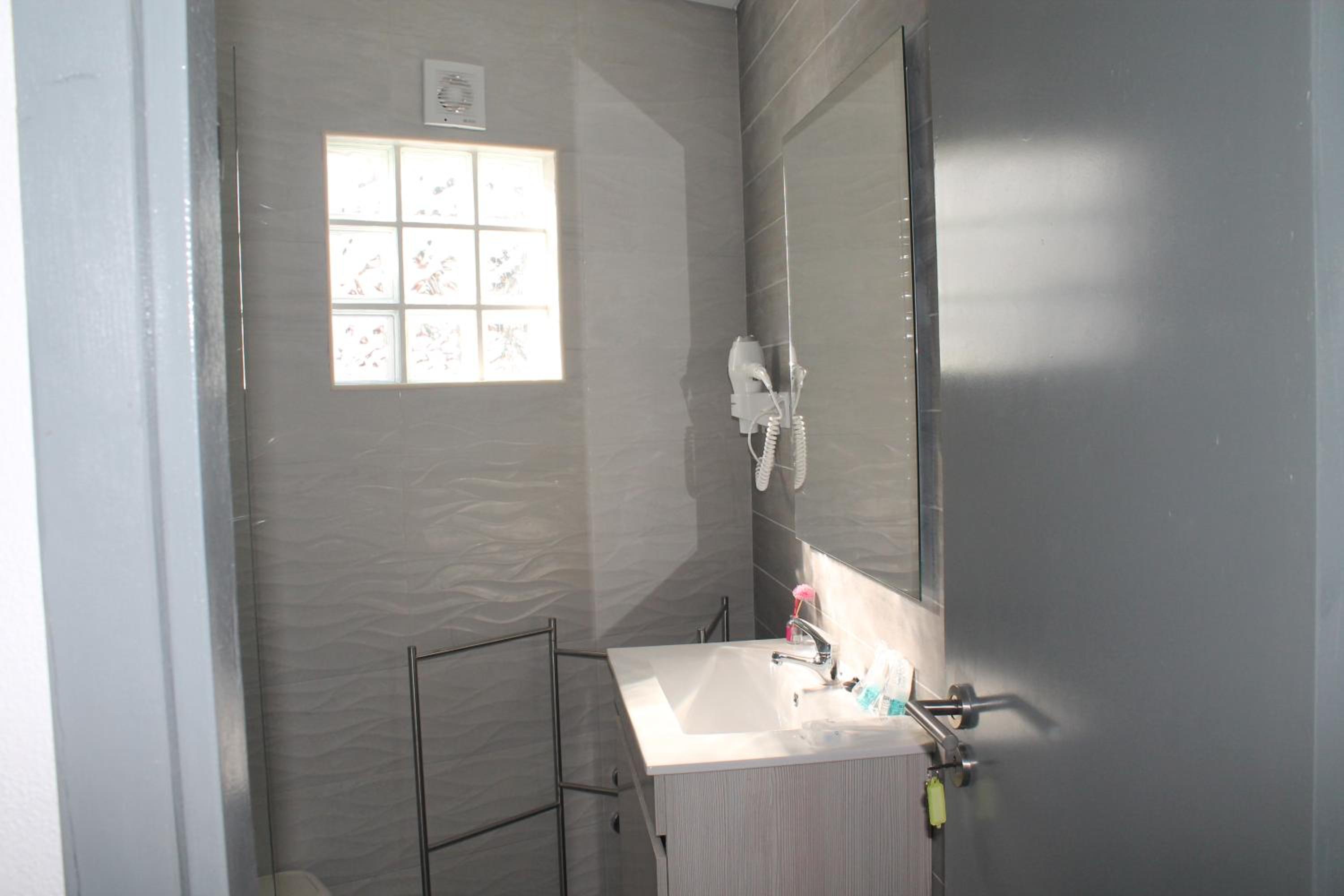 Double Room with Private External Bathroom - Photo 4