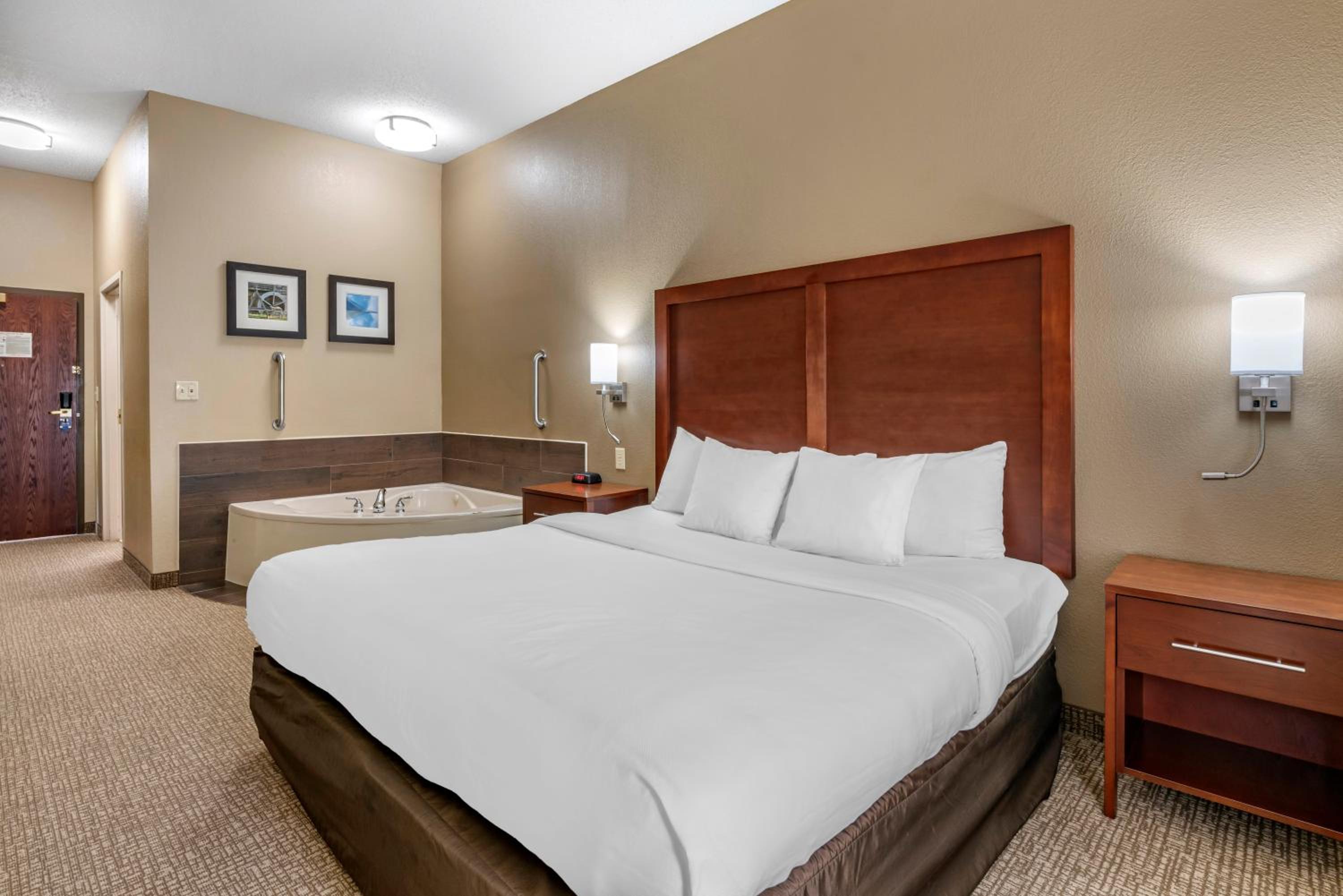 King Suite with Hot Tub - Non-Smoking