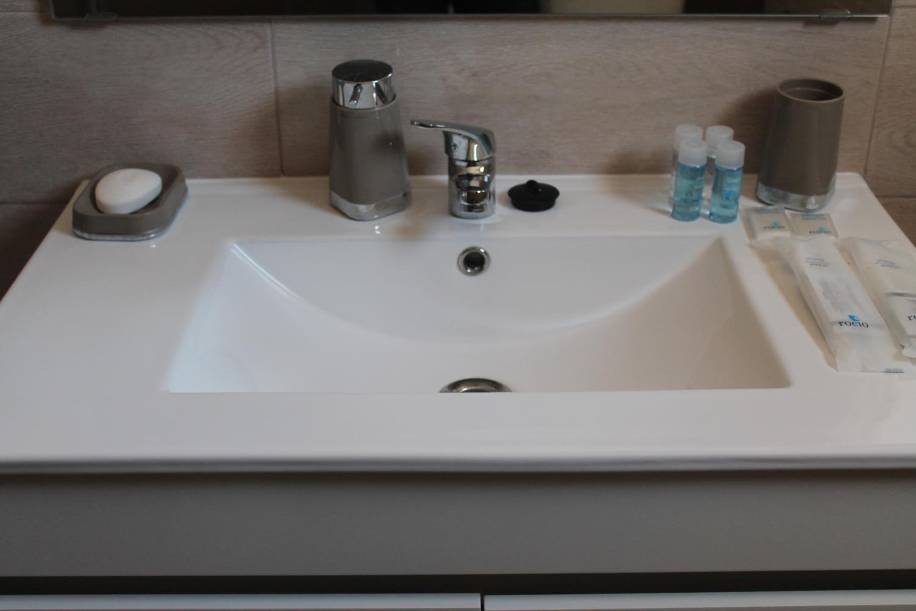 Double Room with Private Bathroom - Photo 10