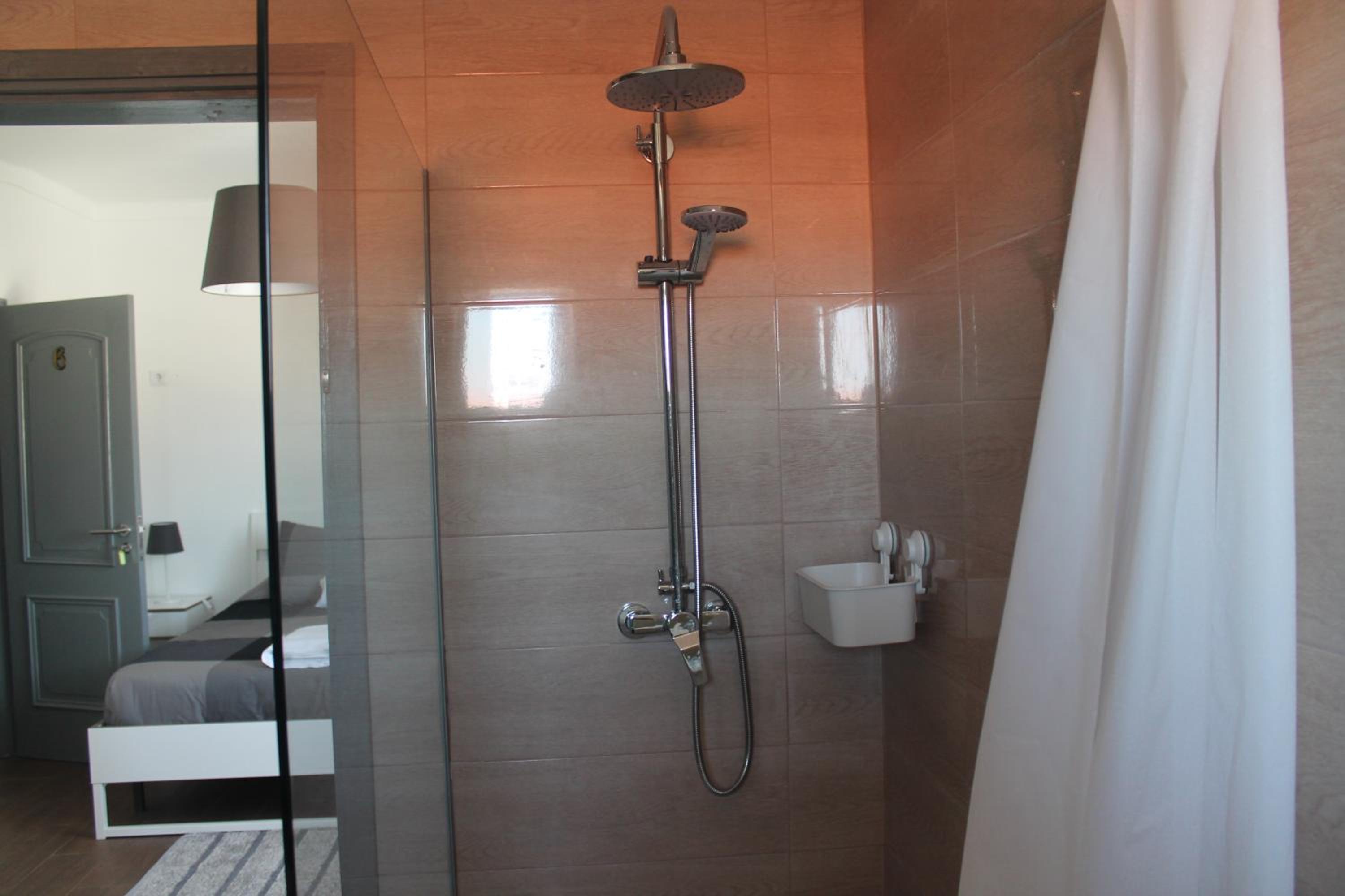Double Room with Private Bathroom - Photo 11