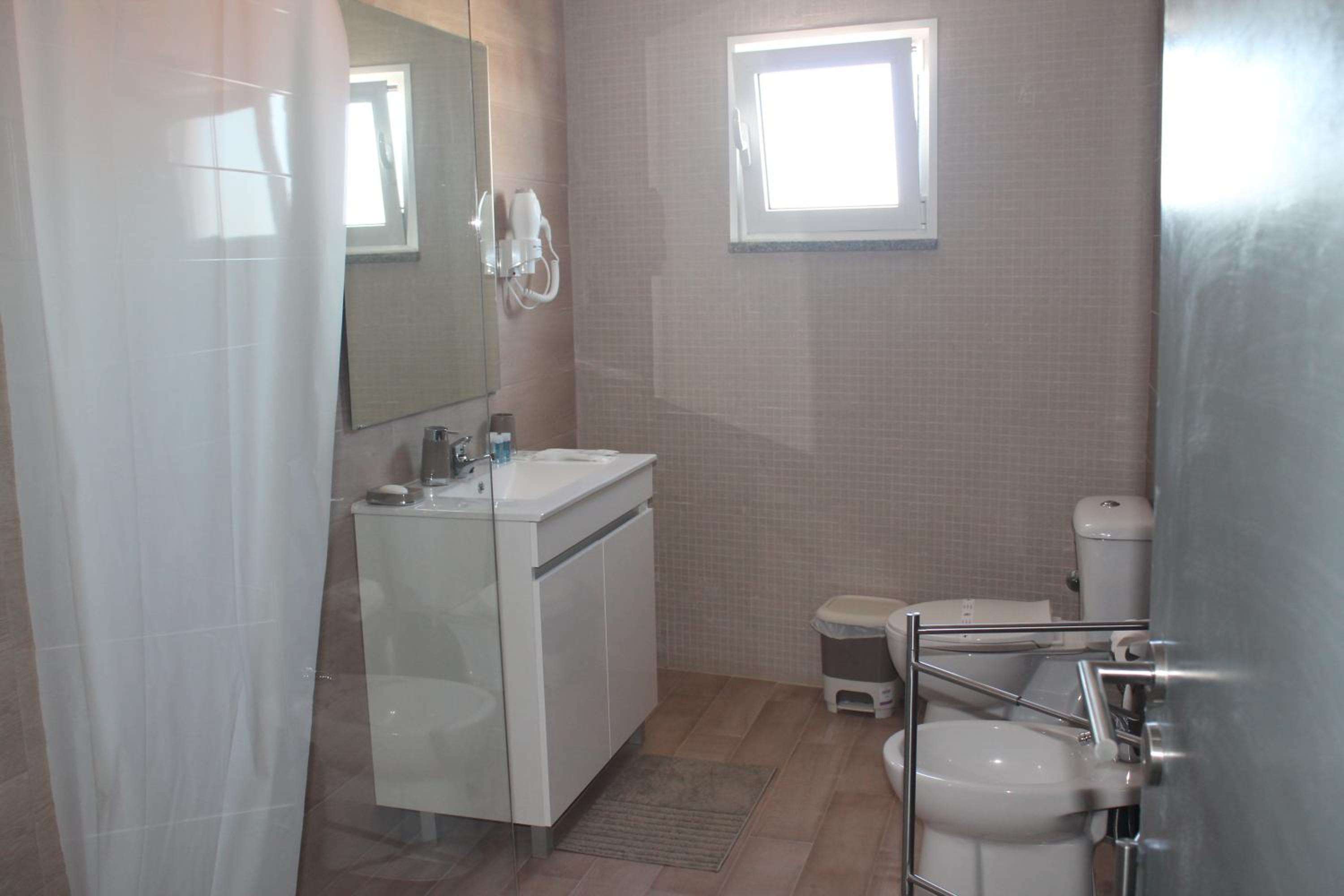 Double Room with Private Bathroom - Photo 14
