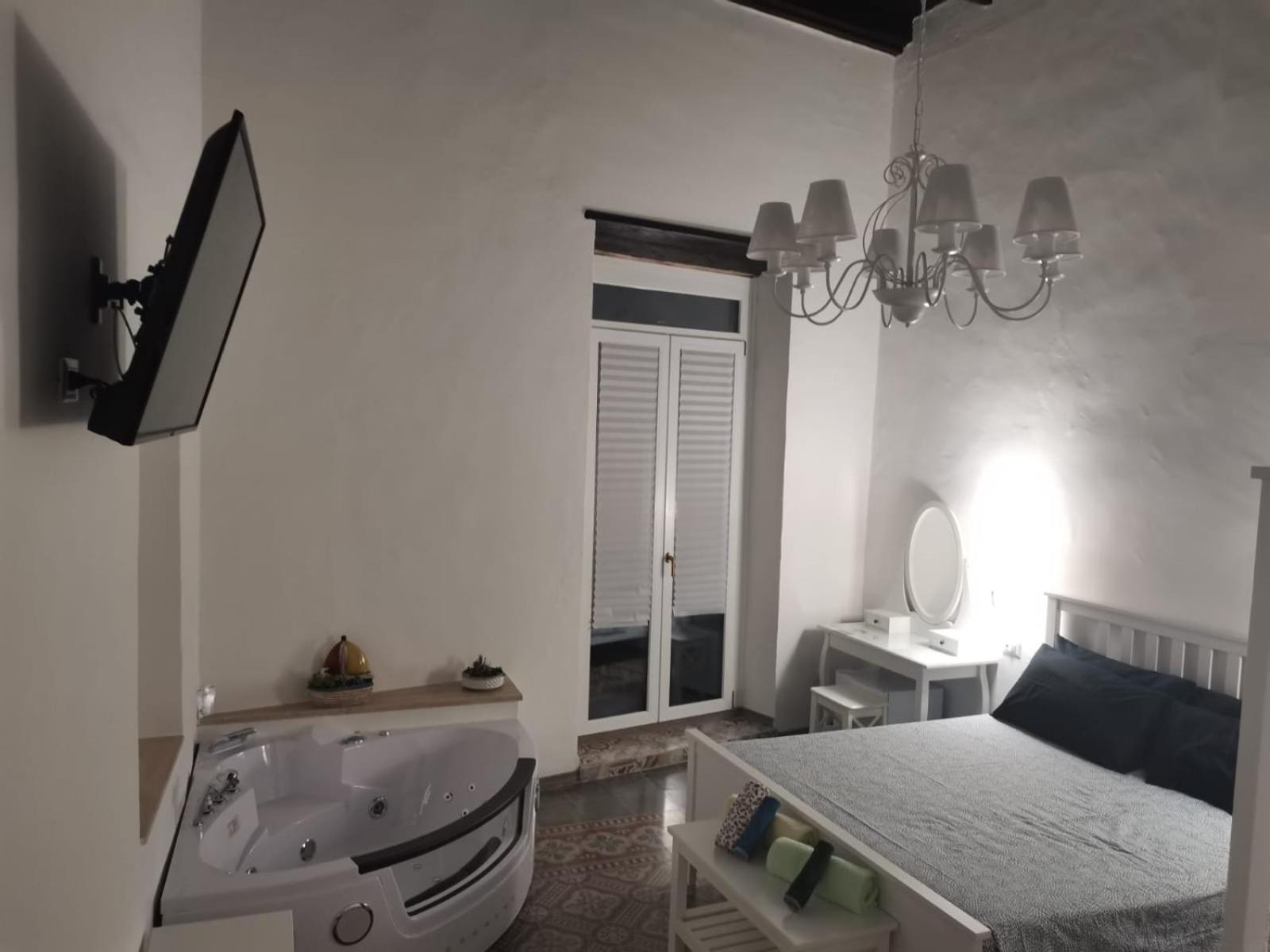 Double Room with Spa Bath - Photo 14