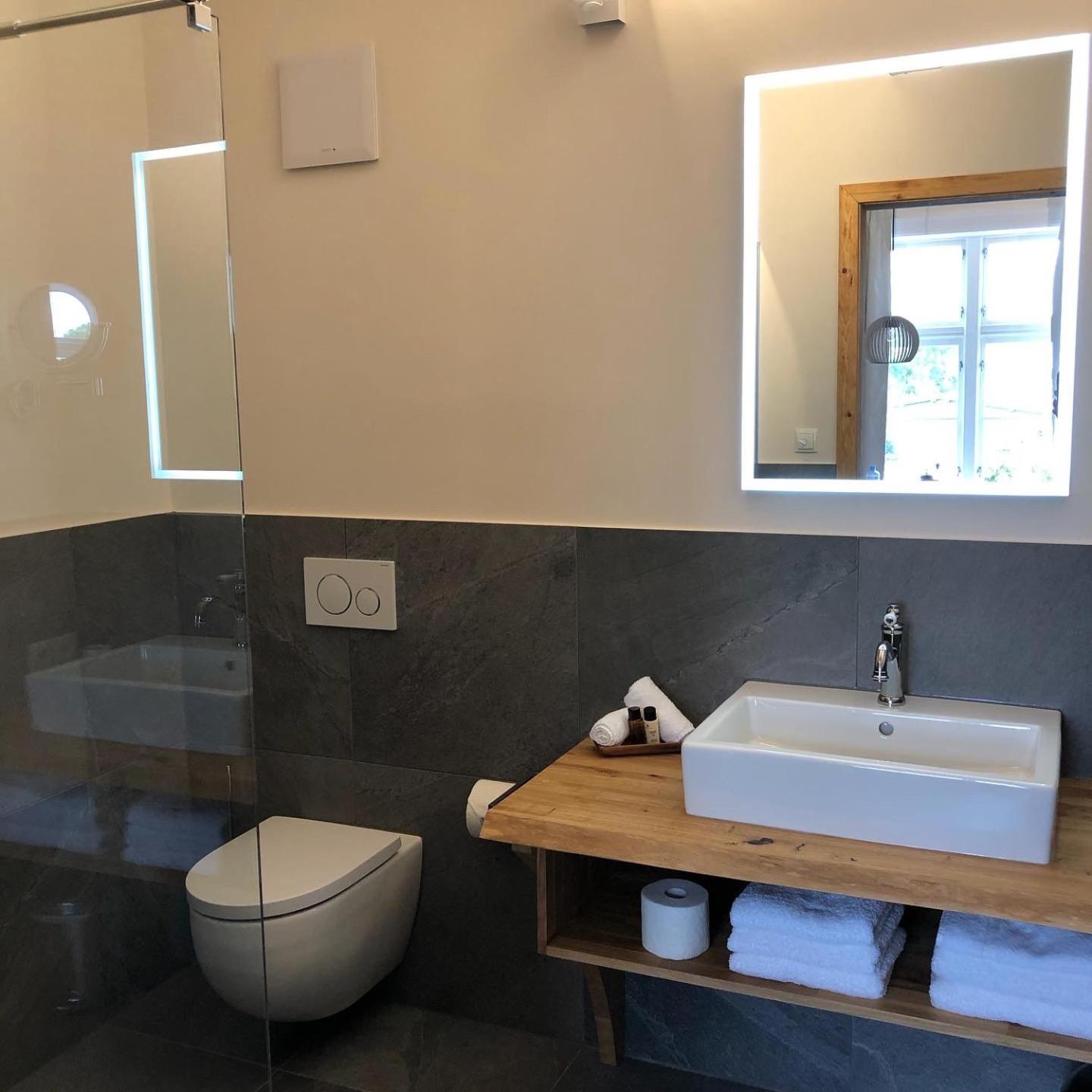 Deluxe King Suite - Photo 47