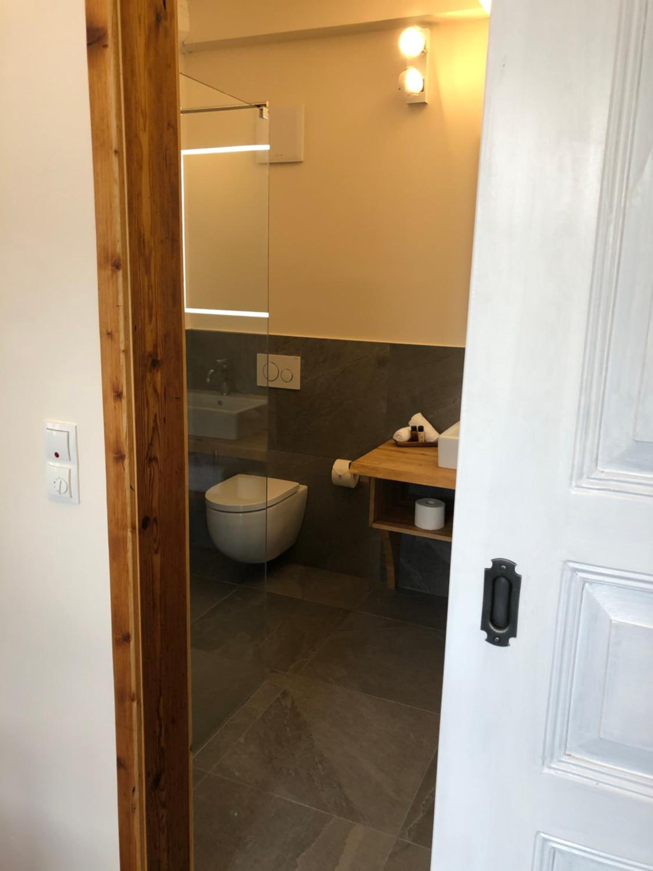 Deluxe King Suite - Photo 4