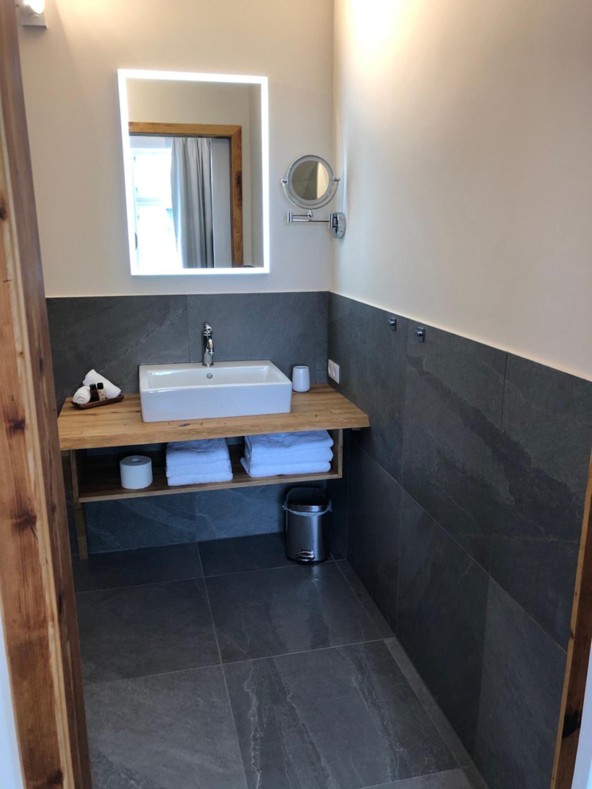 Deluxe King Suite - Photo 51
