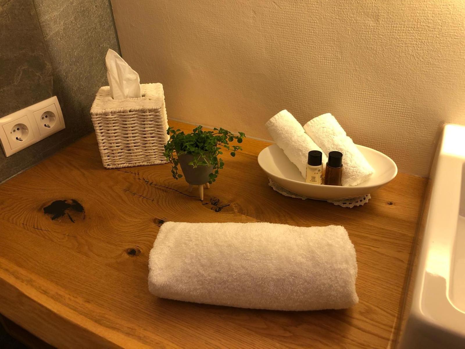 Deluxe King Room - Photo 5