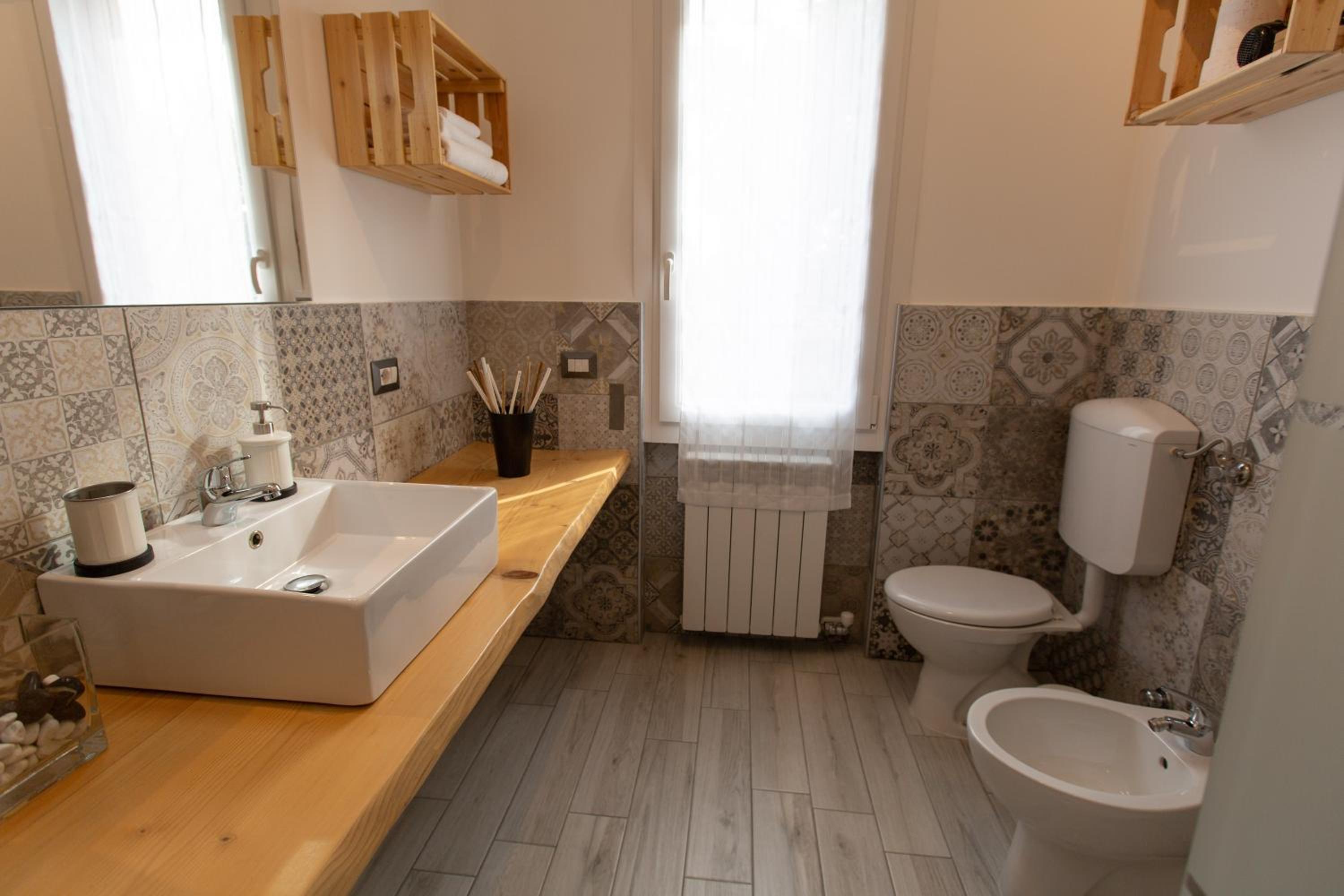 Double Room with Private Bathroom - Photo 12