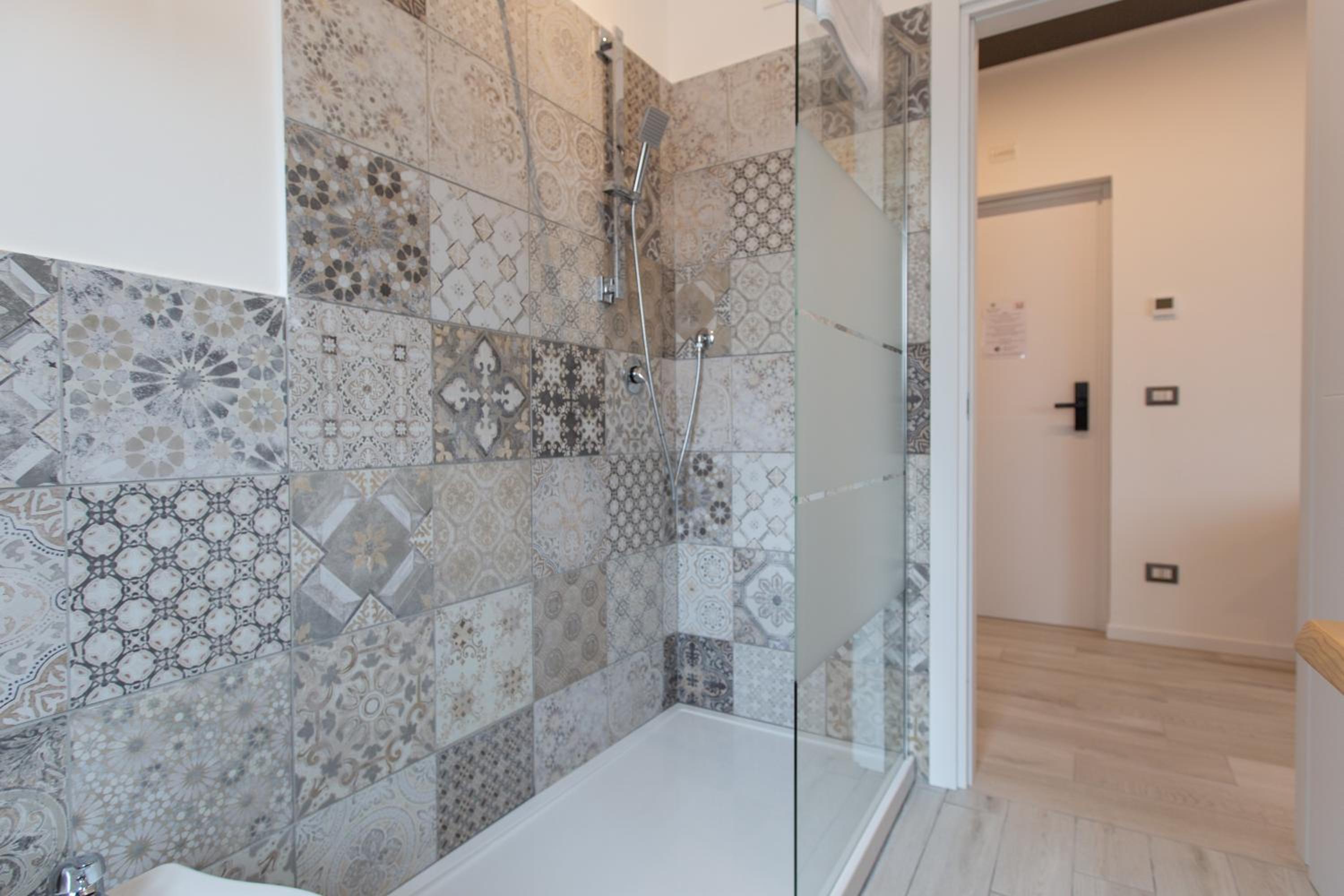 Double Room with Private Bathroom - Photo 11