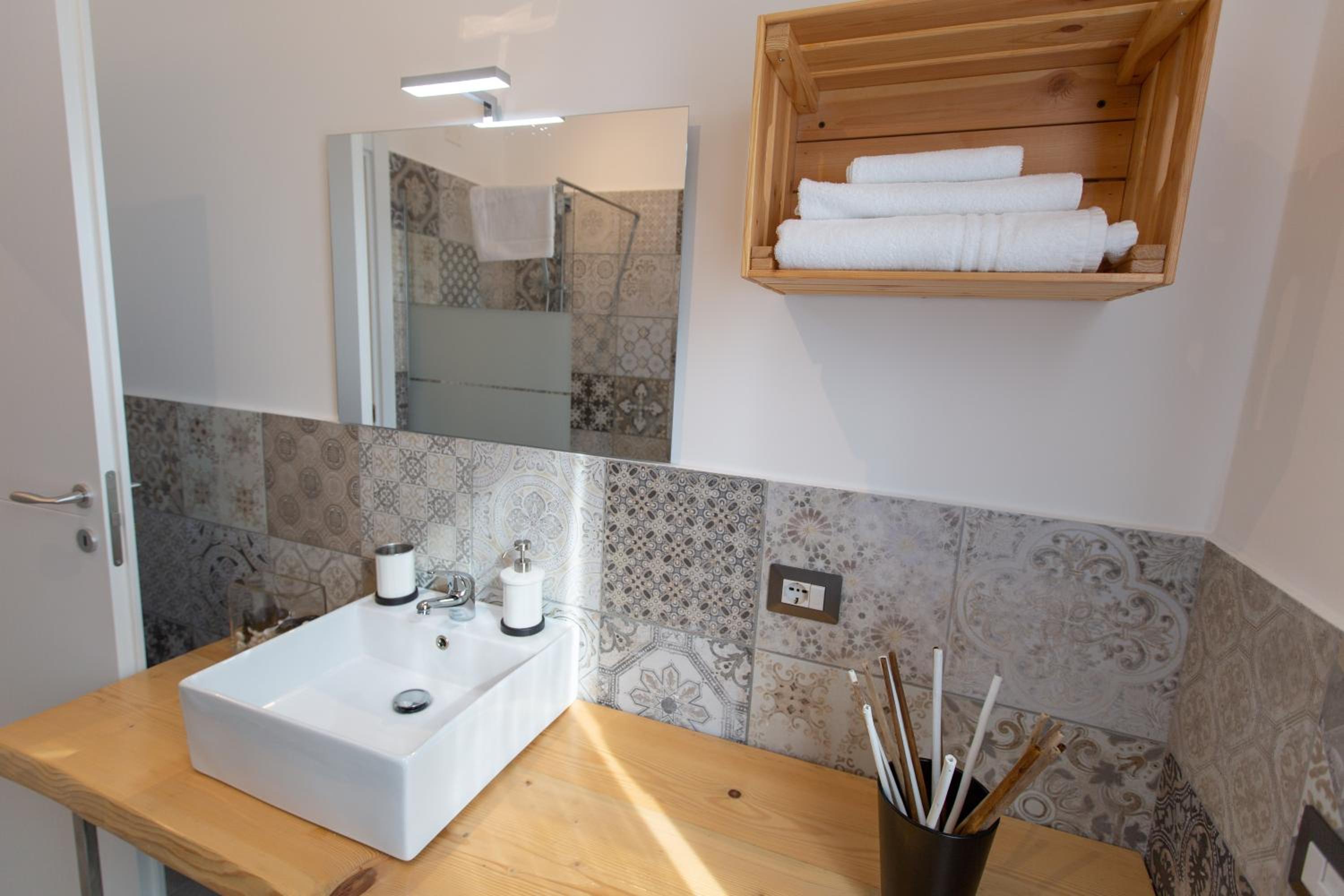 Double Room with Private Bathroom - Photo 10