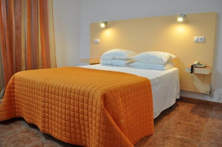 Double or Twin Room with Extra Bed - Photo 1